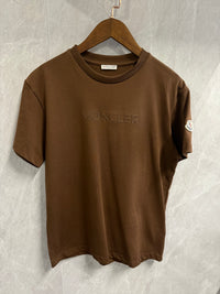 T-Shirt Moncler Bruin Tekst Klein + Logo Arm