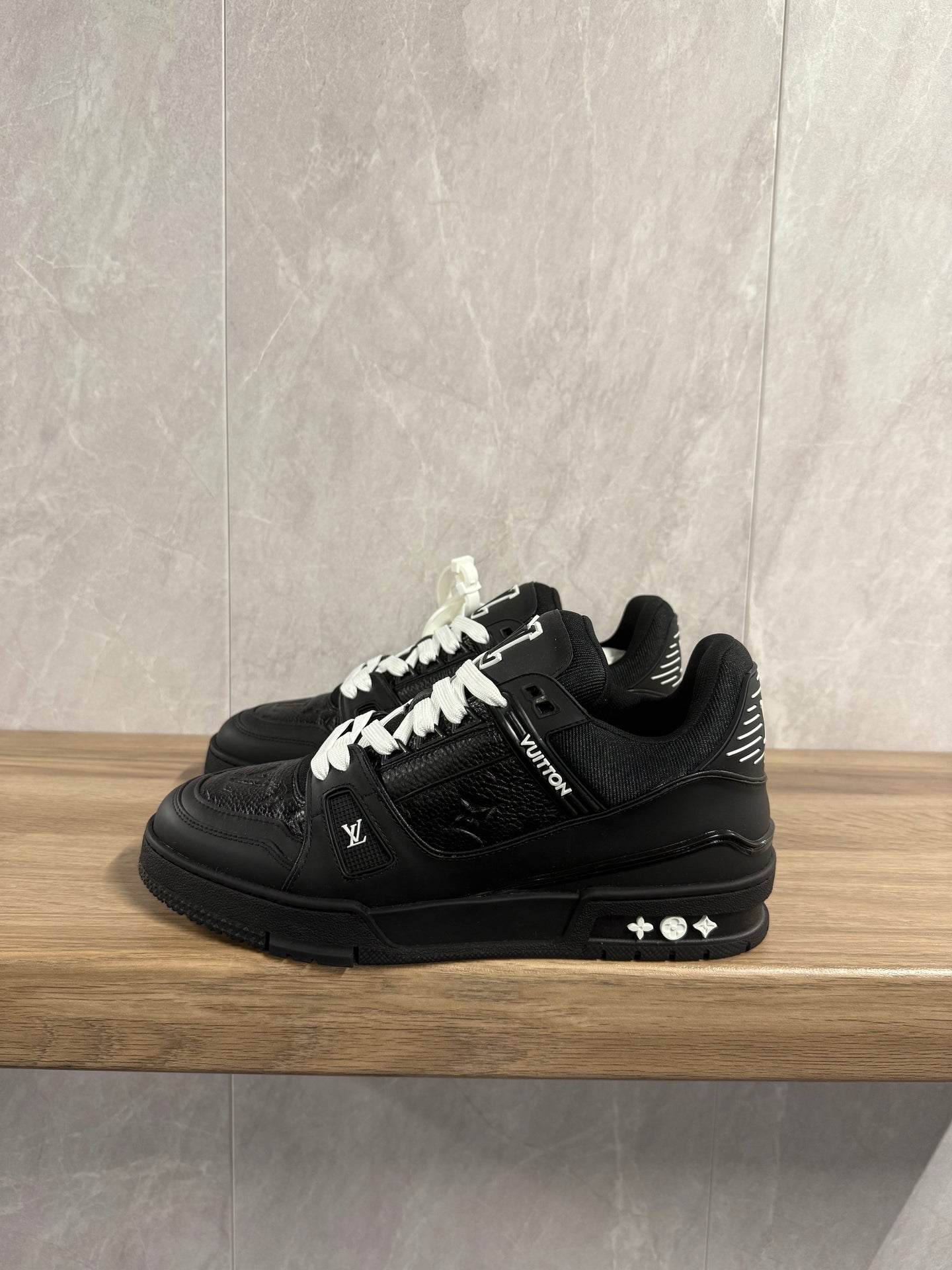 LV Trainer Zwart (zwarte zool)
