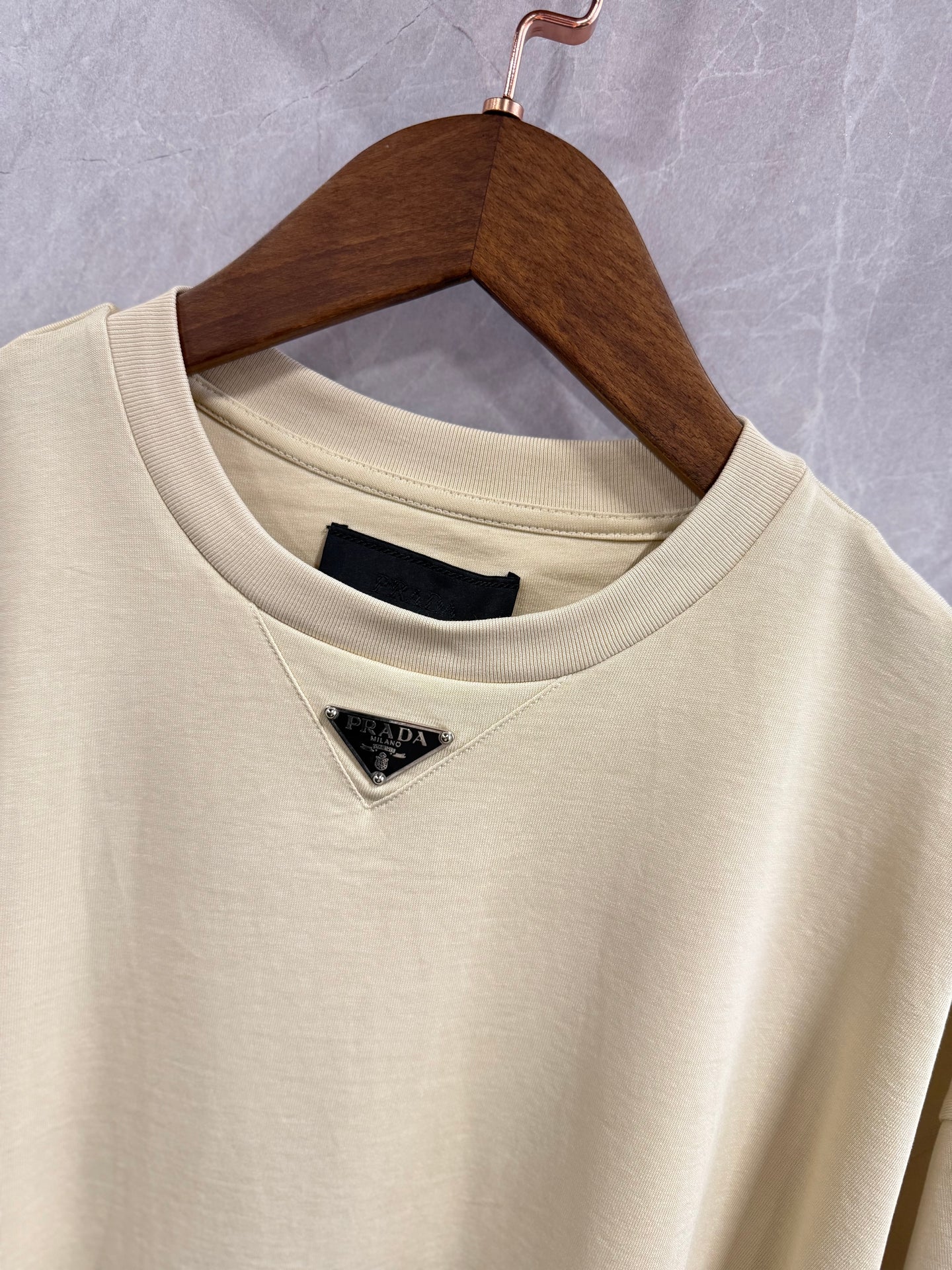 T-Shirt Prada Beige (logo hals)