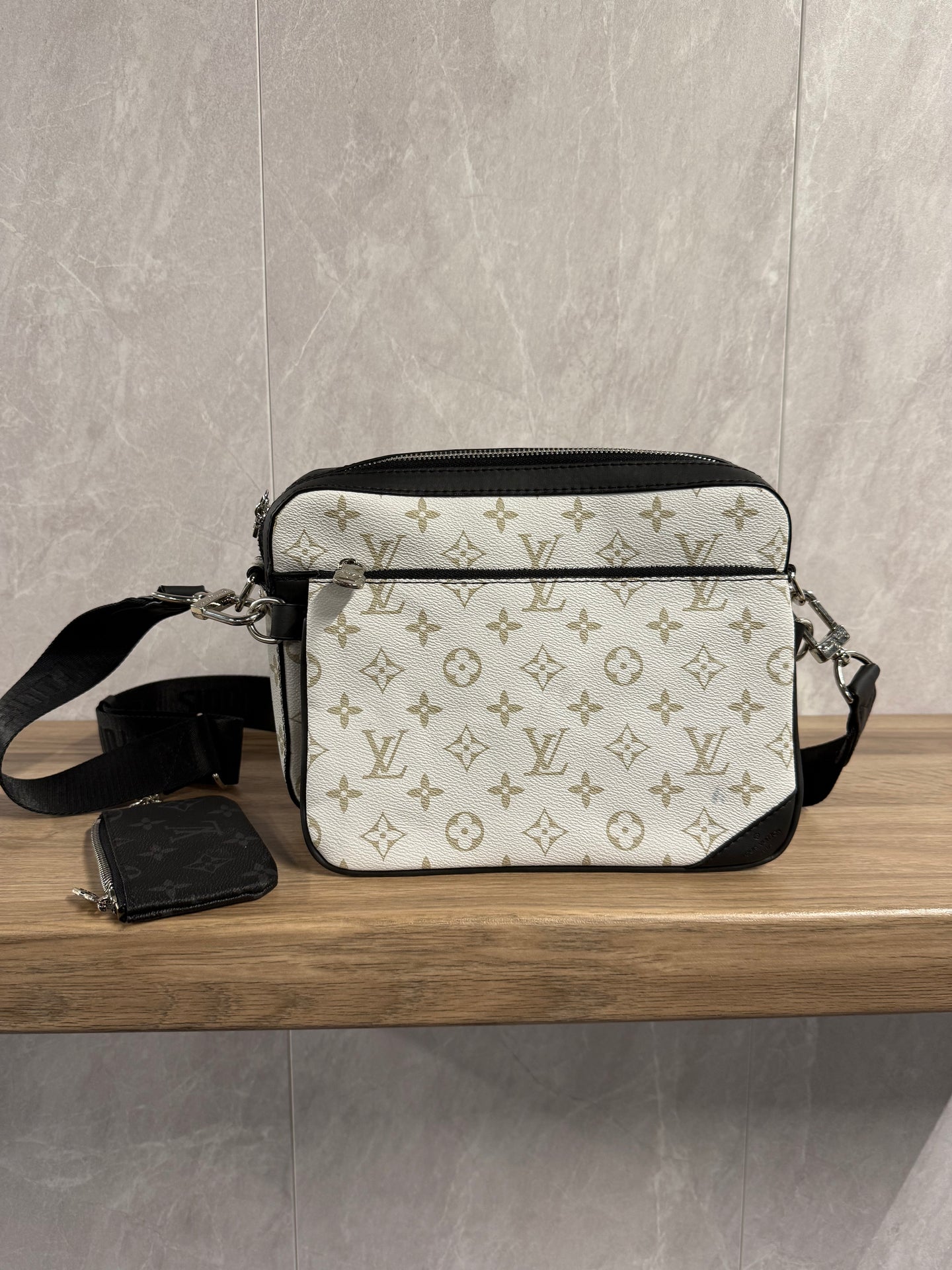 LV Trio Messenger Bag Wit