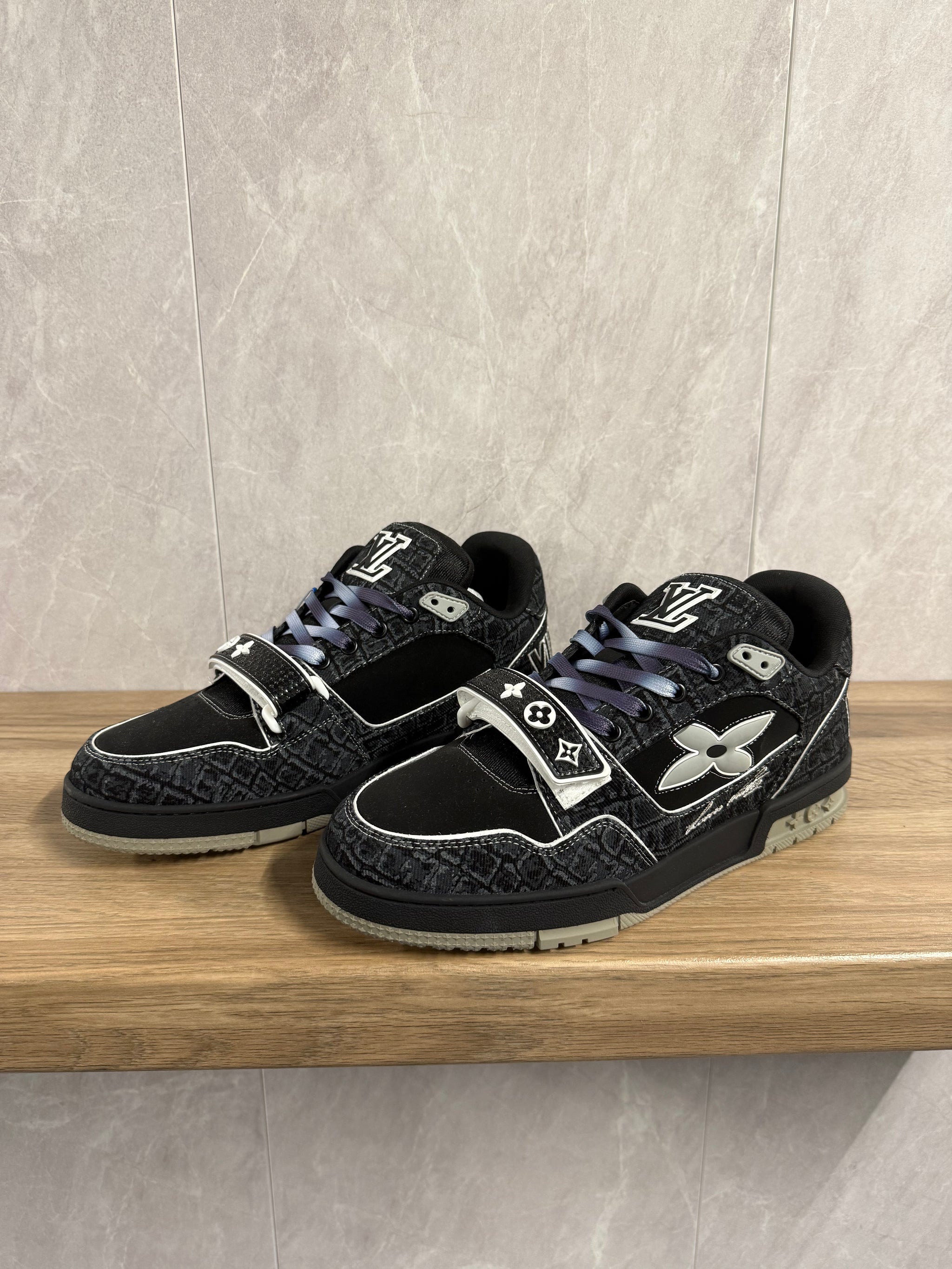 LV Trainer Grijs Zwart