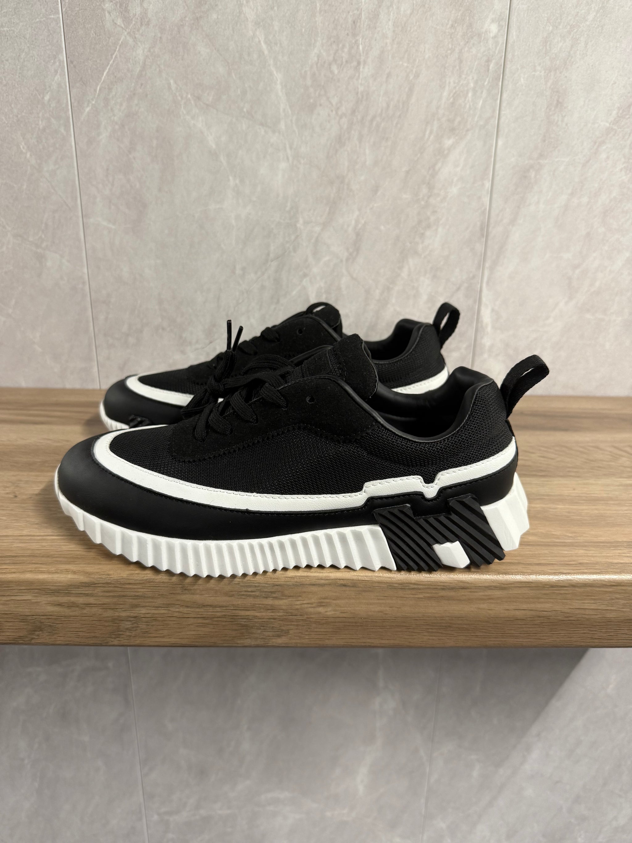 Hermes Bouncing Sneakers Zwart (witte streep)