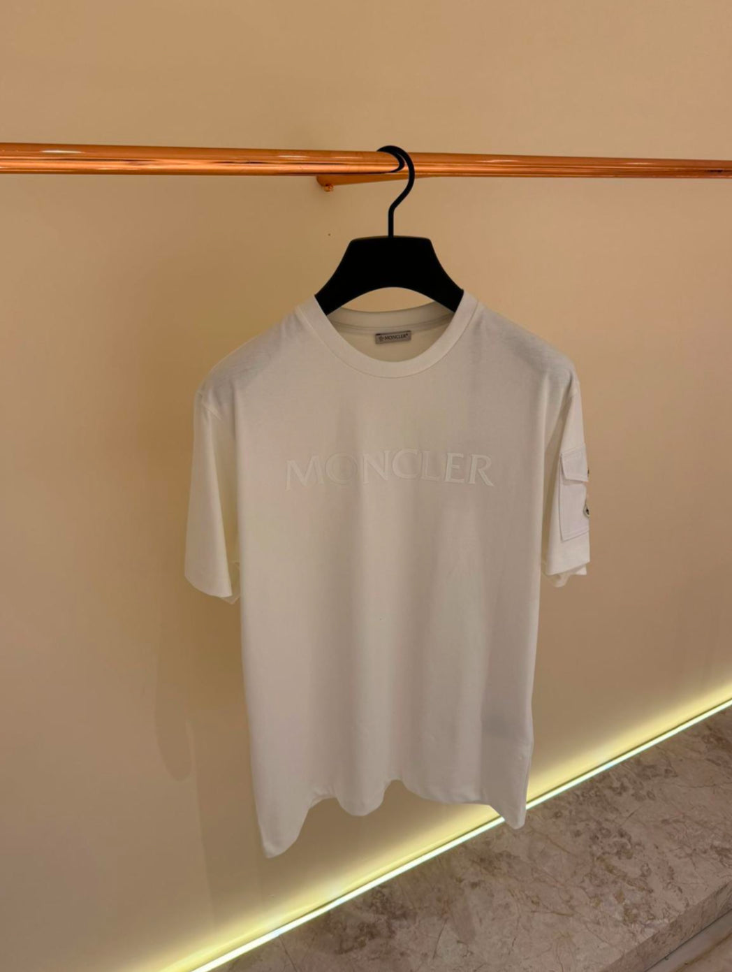 Moncler T-Shirt Wit Grote Tekst + Zak Arm