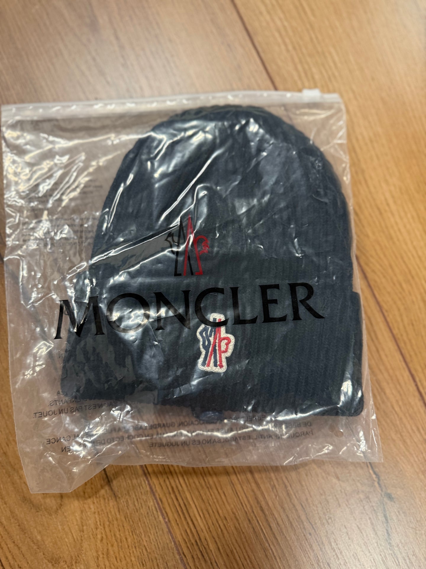 MUTS MONCLER ZWART (rode logo)
