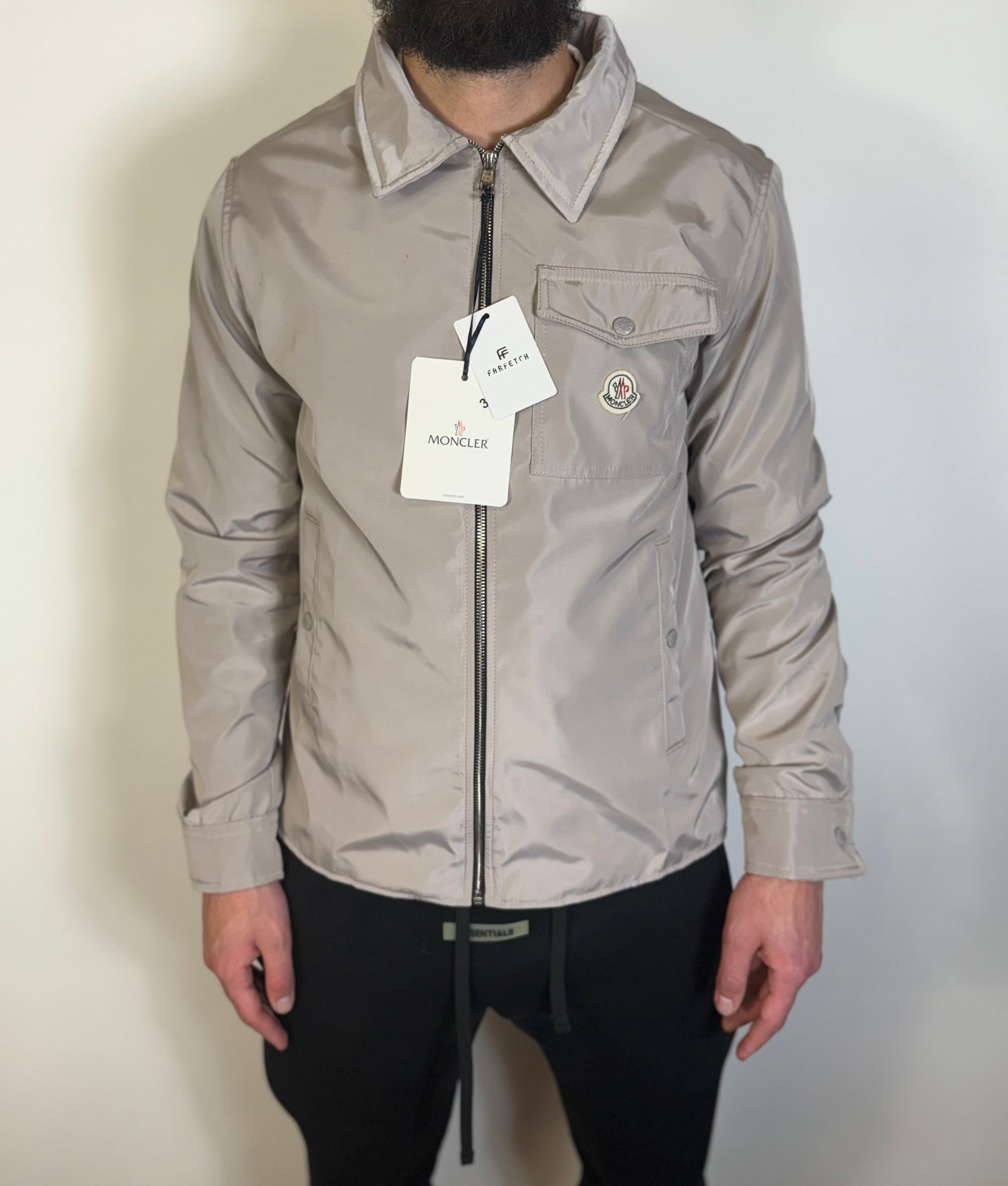 MONCLER REGENJAS BORSTZAK BEIGE