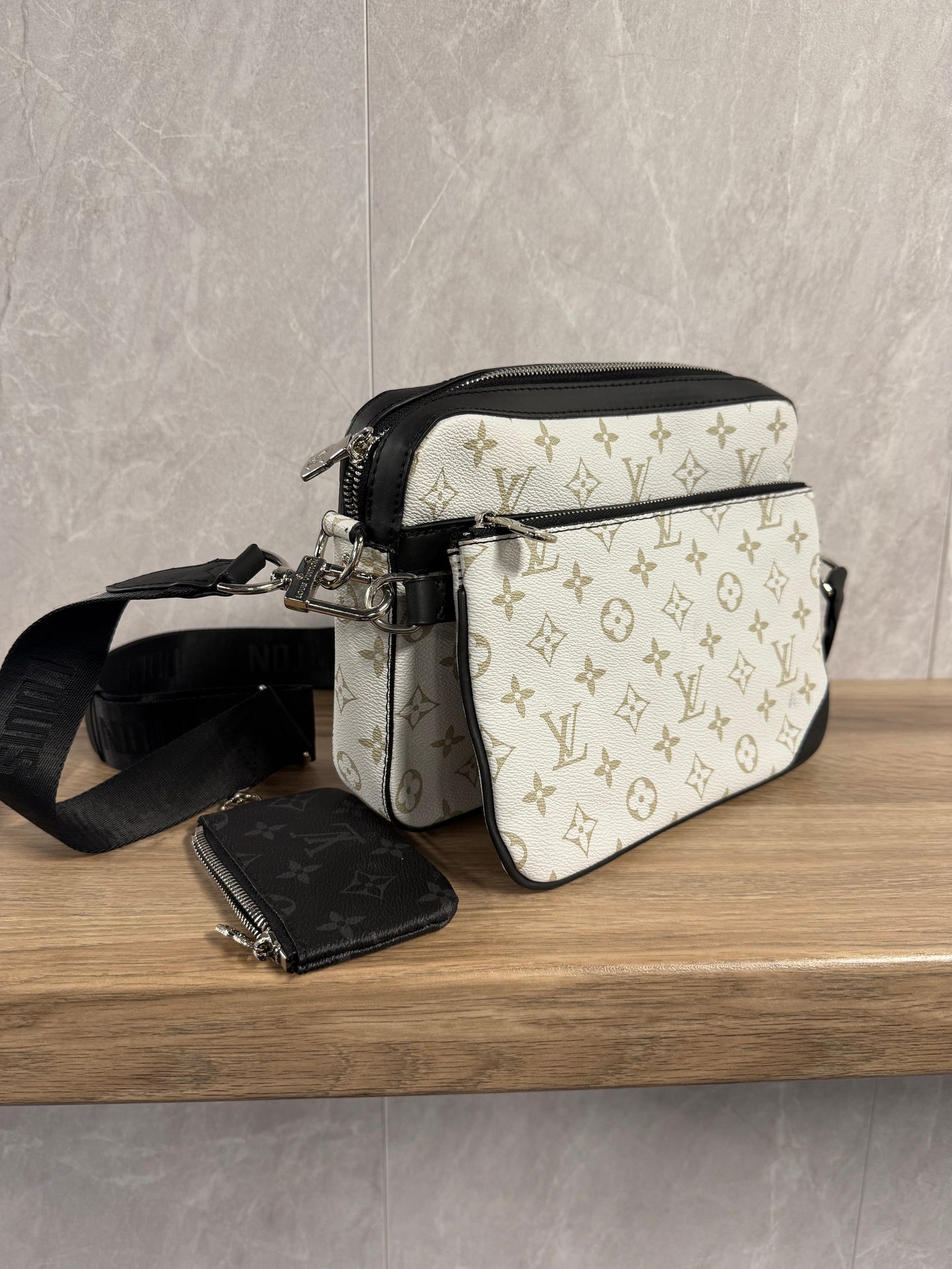 LV Trio Messenger Bag Wit
