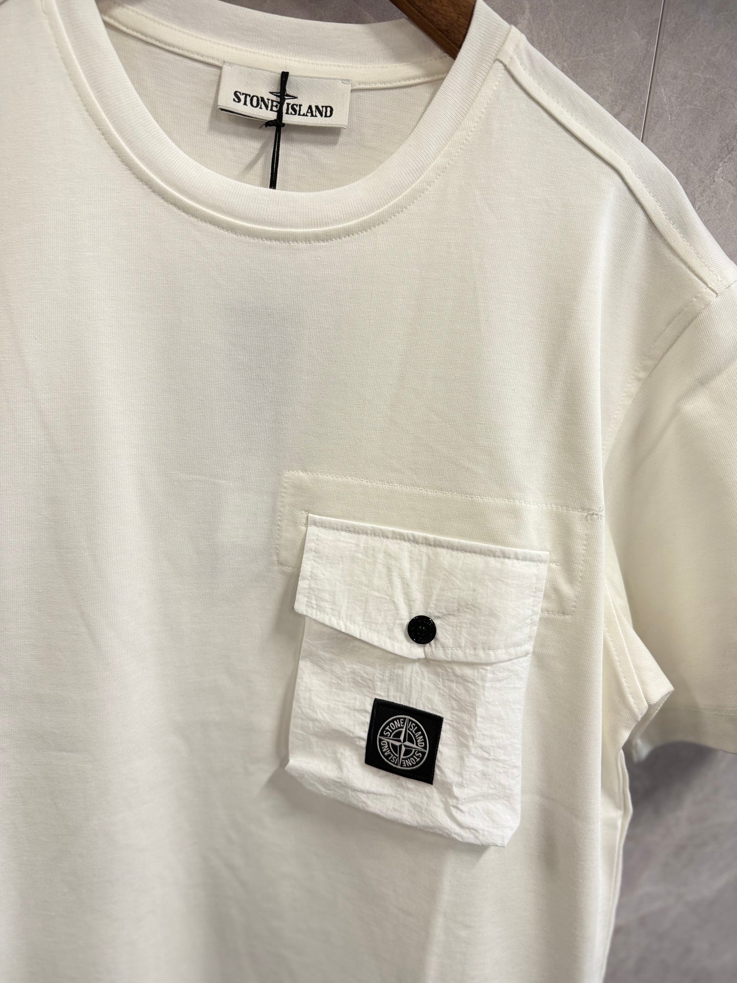 T-Shirt Stone Island Wit (borst re-nylon)