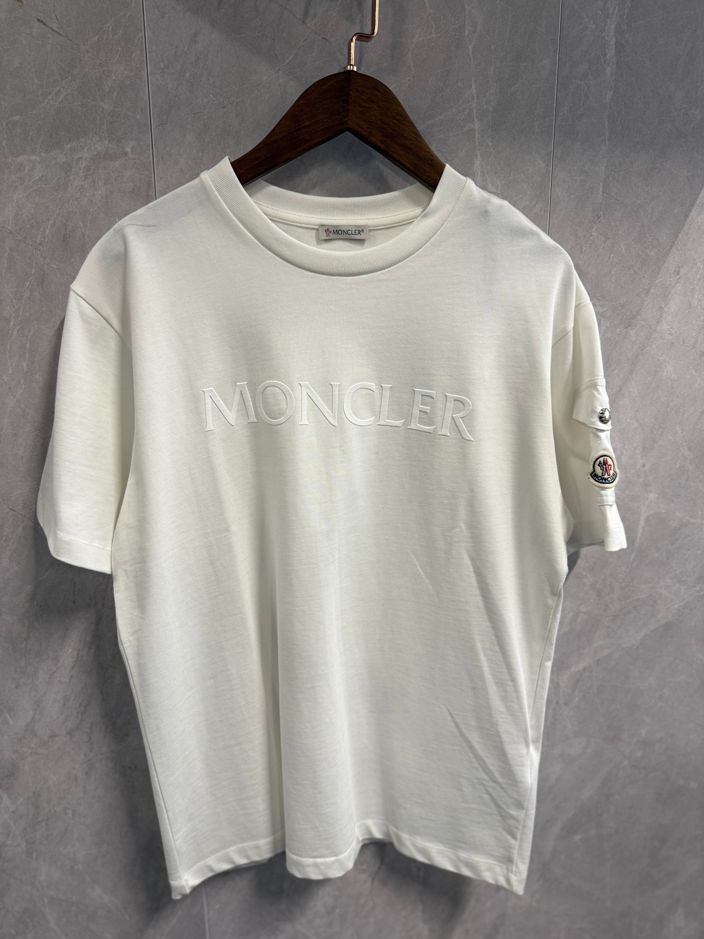 T-Shirt Moncler Wit Grote Tekst + Zak Arm