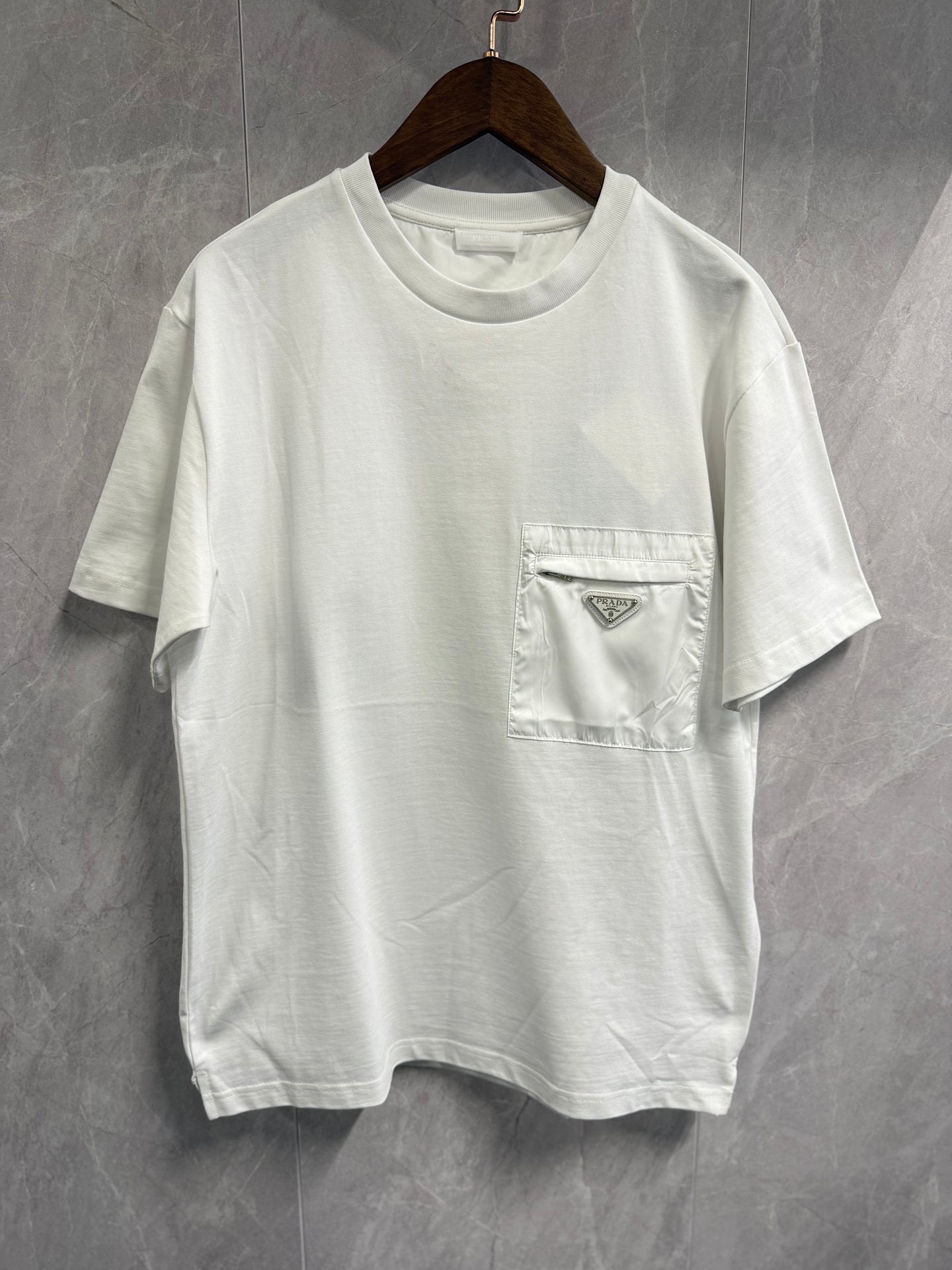 T-Shirt Prada Wit (zak borst)