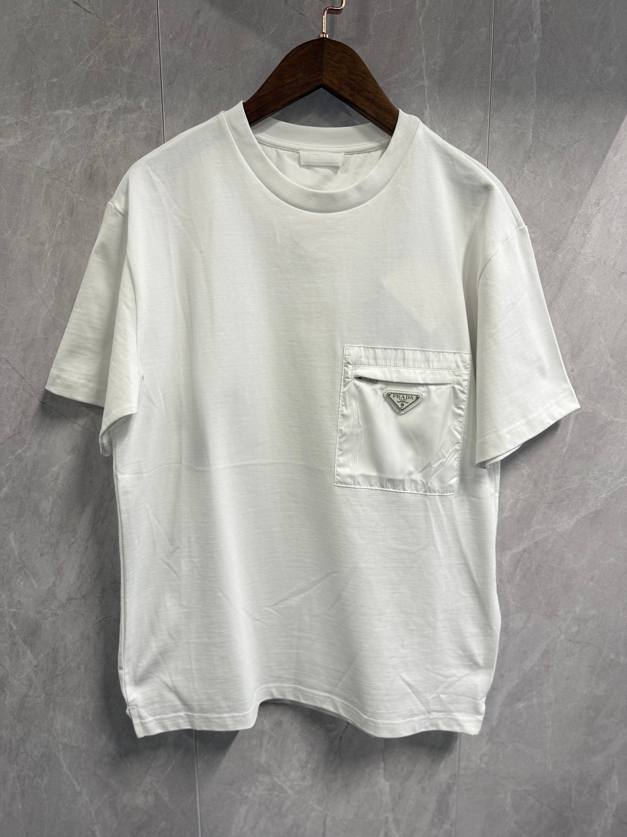T-Shirt Prada Wit (zak borst)