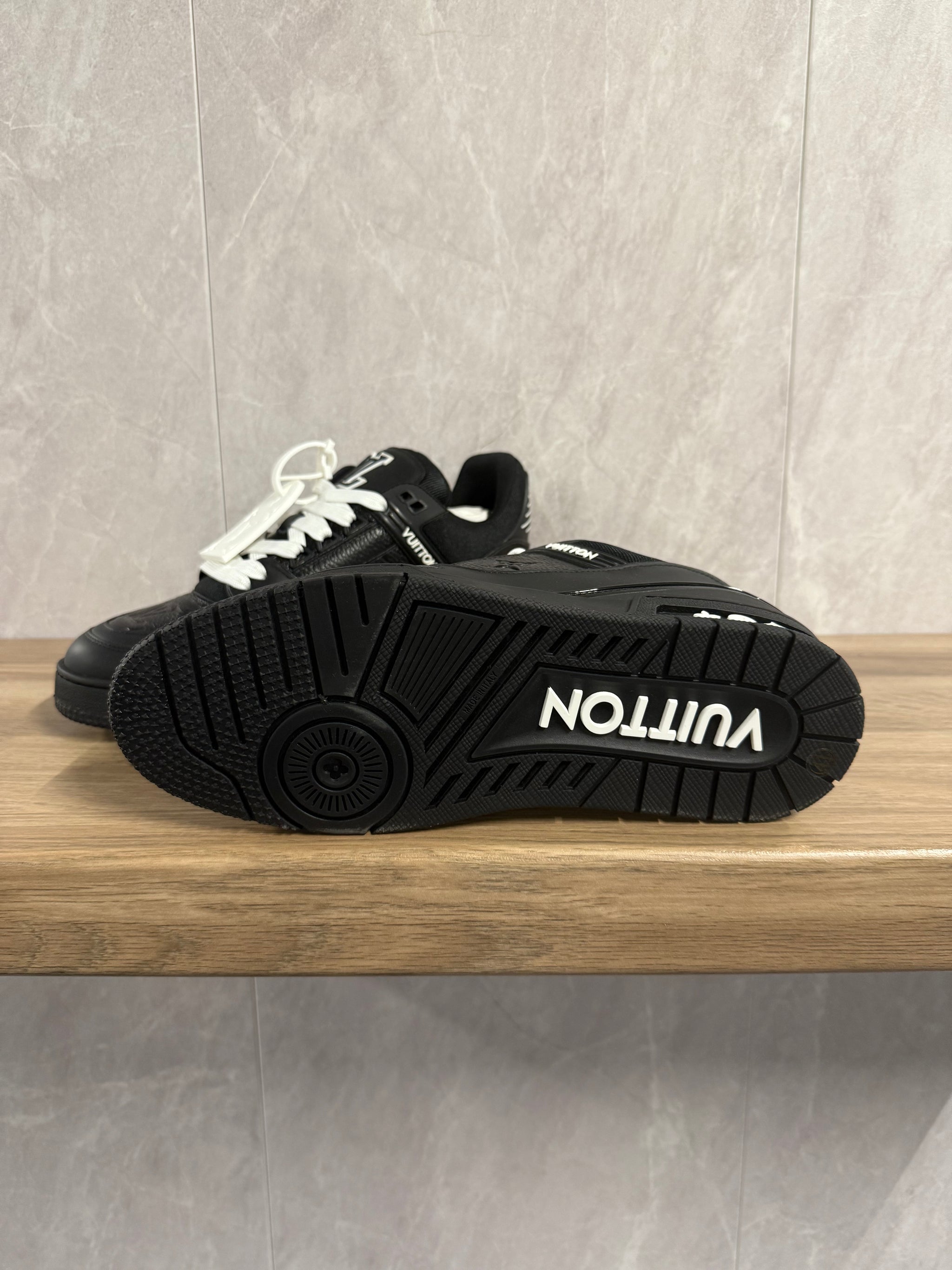 LV Trainer Zwart (zwarte zool)