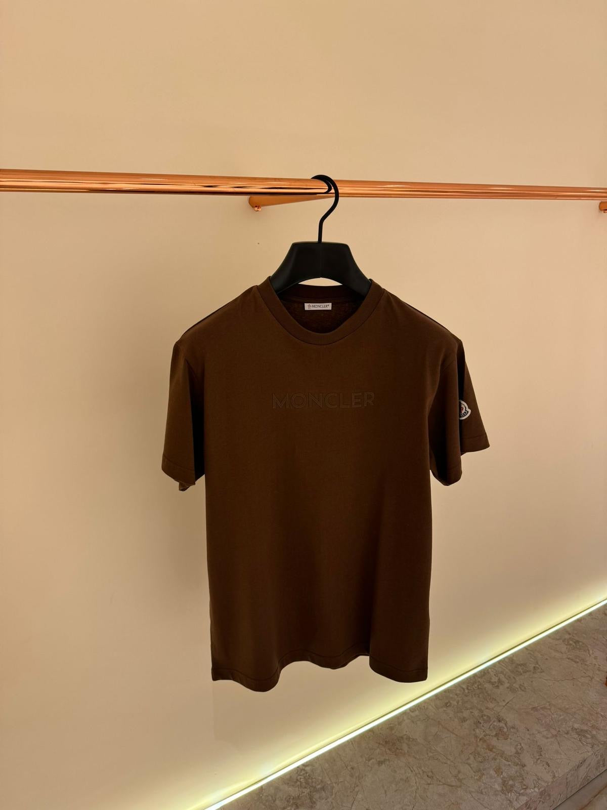 Moncler T-Shirt Bruin Tekst Klein + Logo Arm