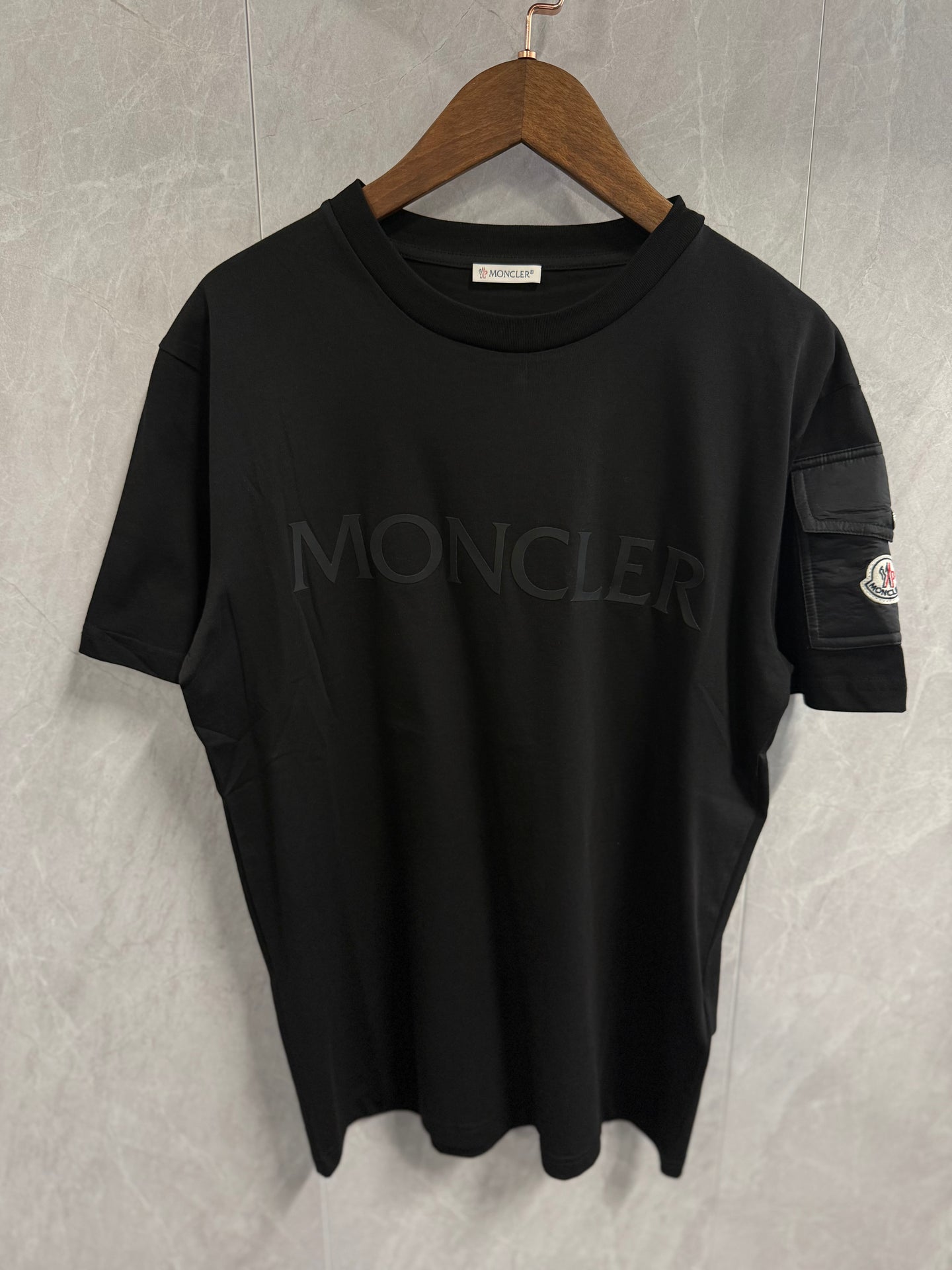 T-Shirt Moncler Zwart Grote Tekst + Zak Arm