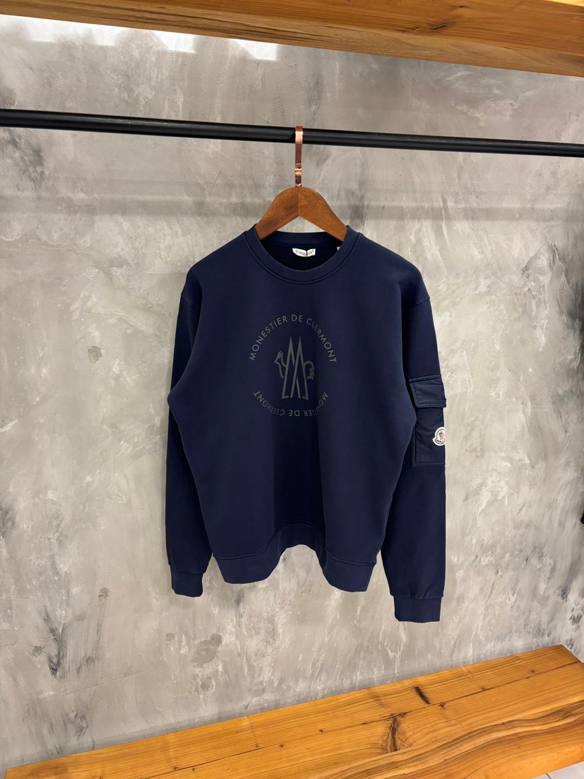 SWEATER MONCLER LOGO ARM ZAK DONKER BLAUW