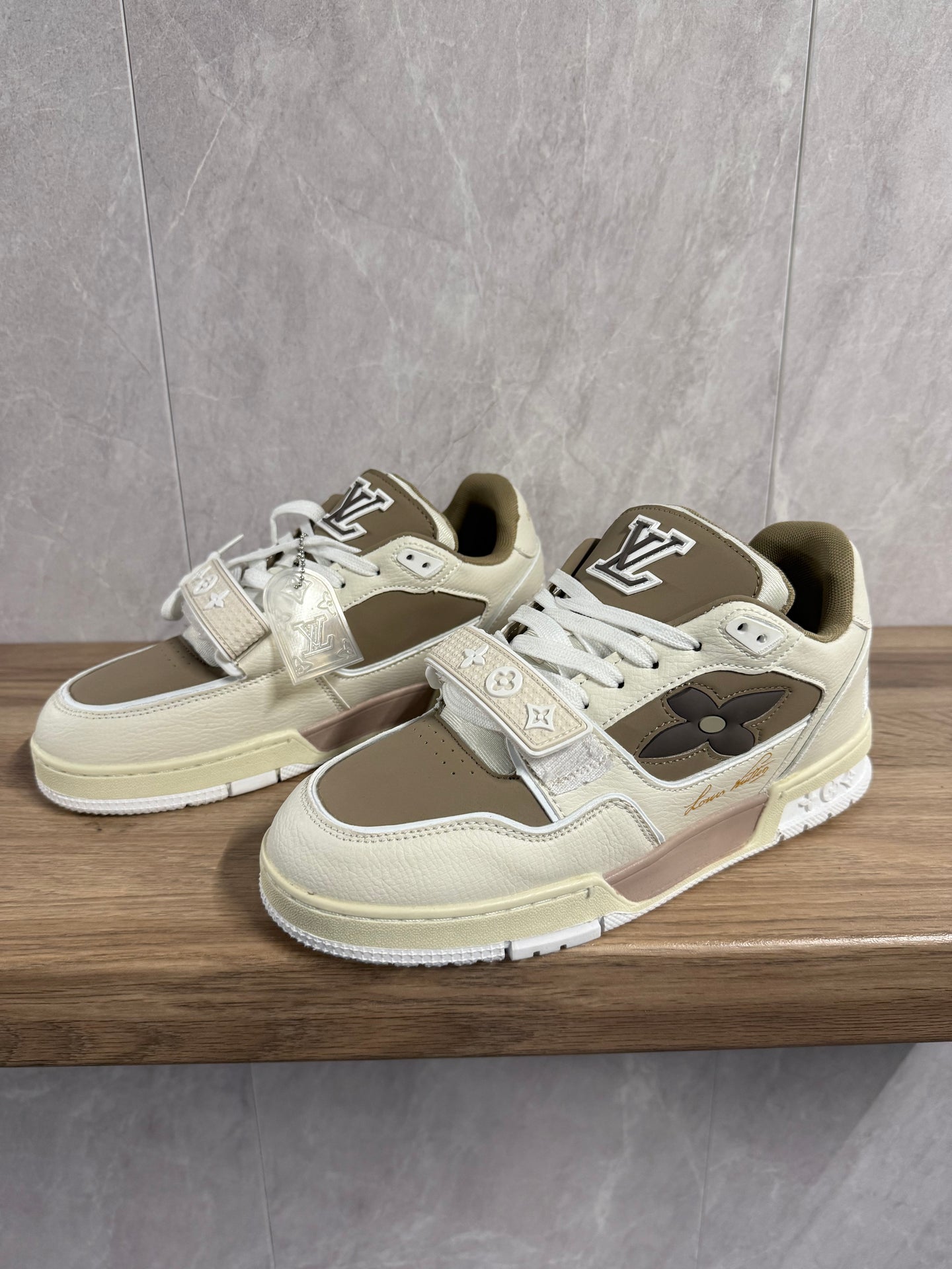 LV Skates Bruin