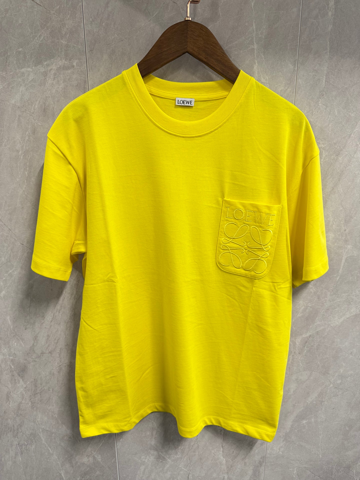 T-Shirt Loewe Geel (zak borst)