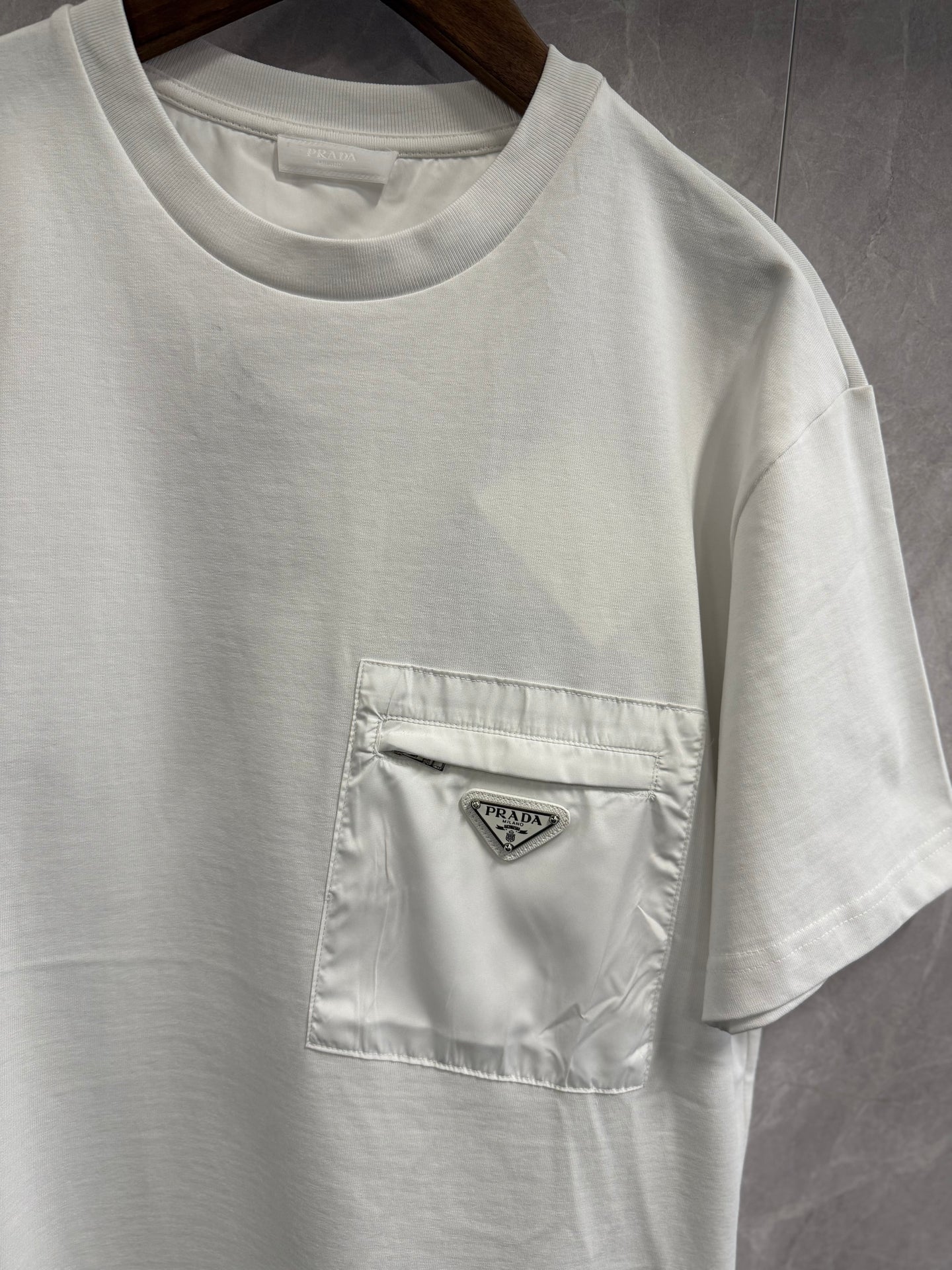 T-Shirt Prada Wit (zak borst)
