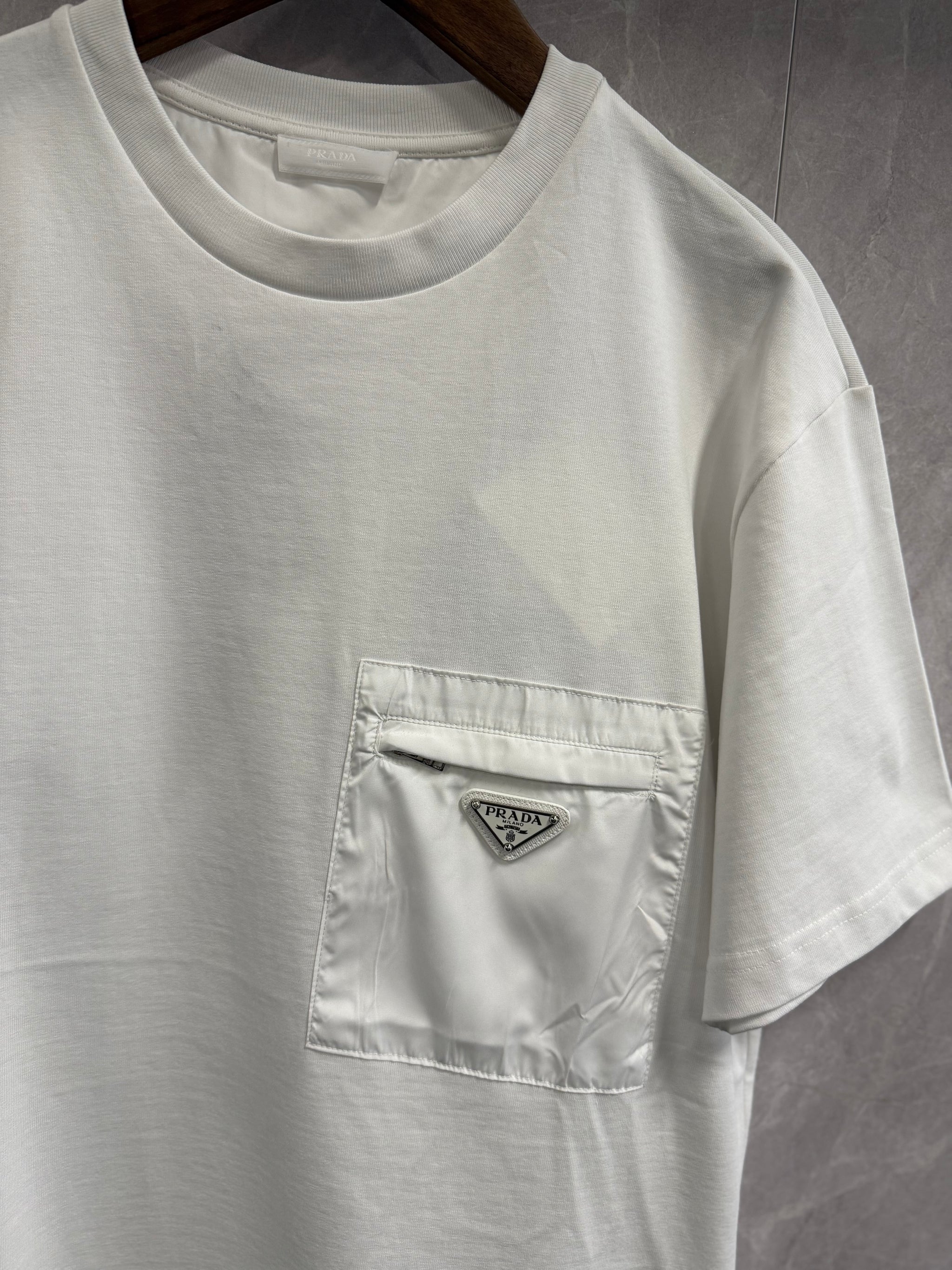 T-Shirt Prada Wit (zak borst)