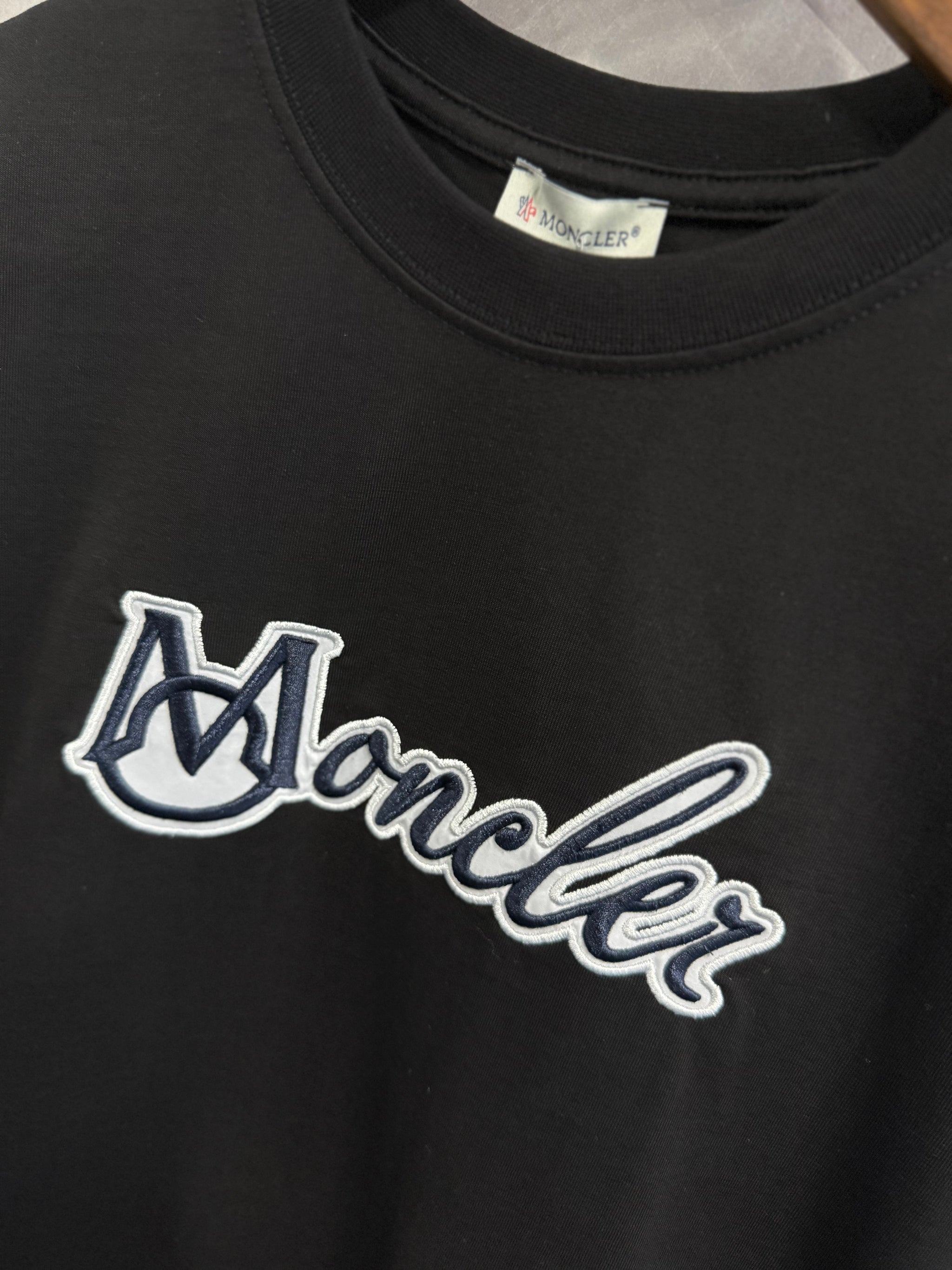 T-Shirt Moncler Zwart (Gestikt borst)
