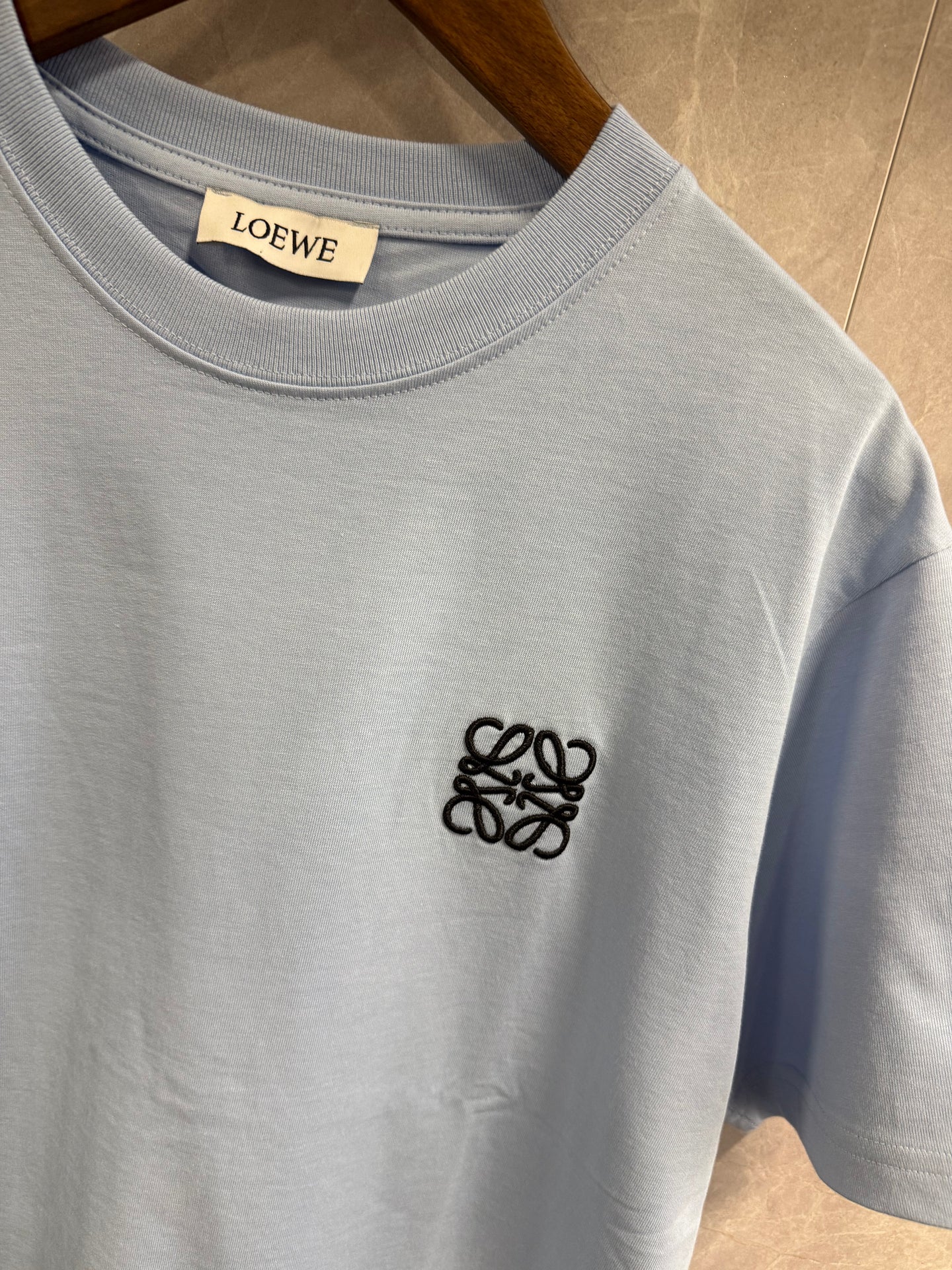 T-Shirt Loewe Baby Blauw (logo klein)