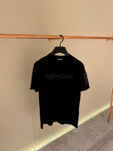 T-Shirt Moncler Zwart Grote Tekst + Zak Arm