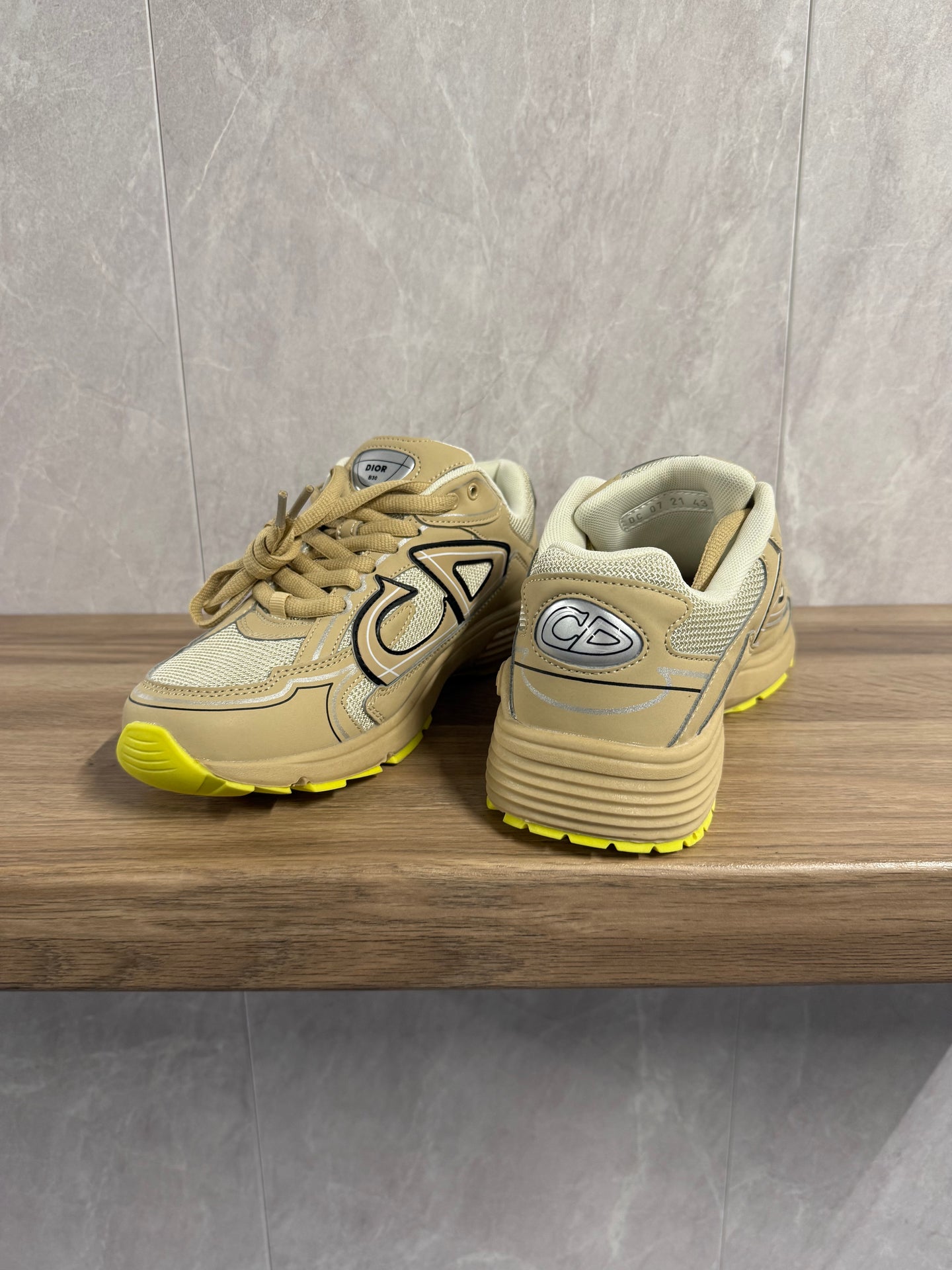 Dior B30 Beige Bruin