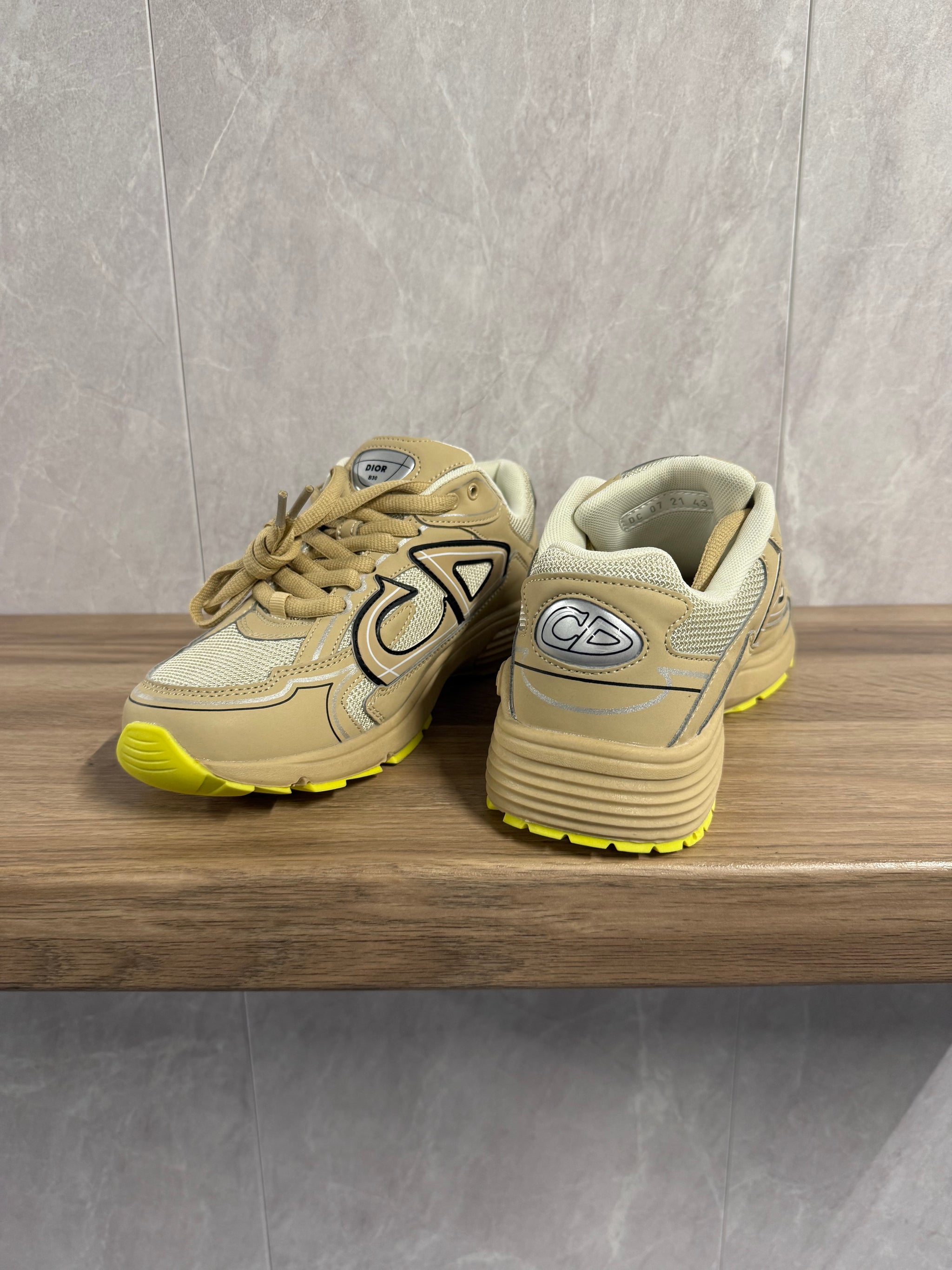 Dior B30 Beige Bruin