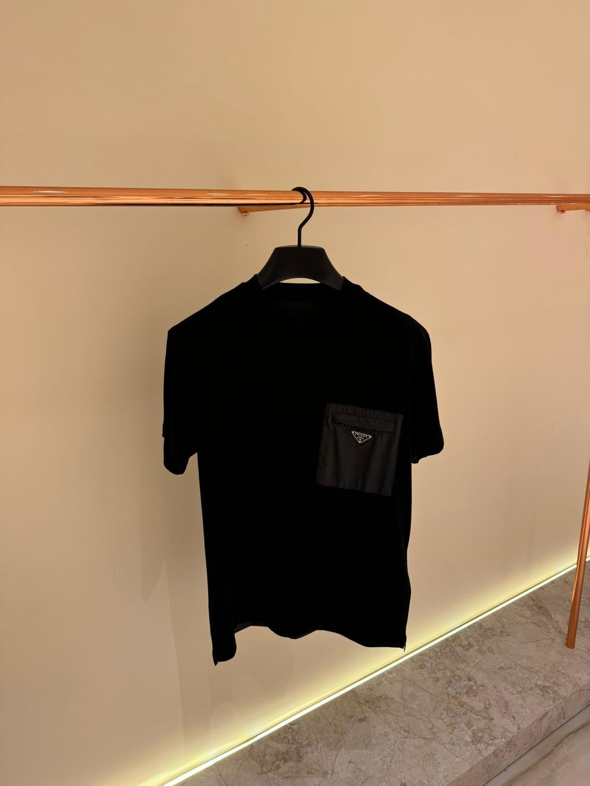 Prada T-Shirt Zwart (zak borst)