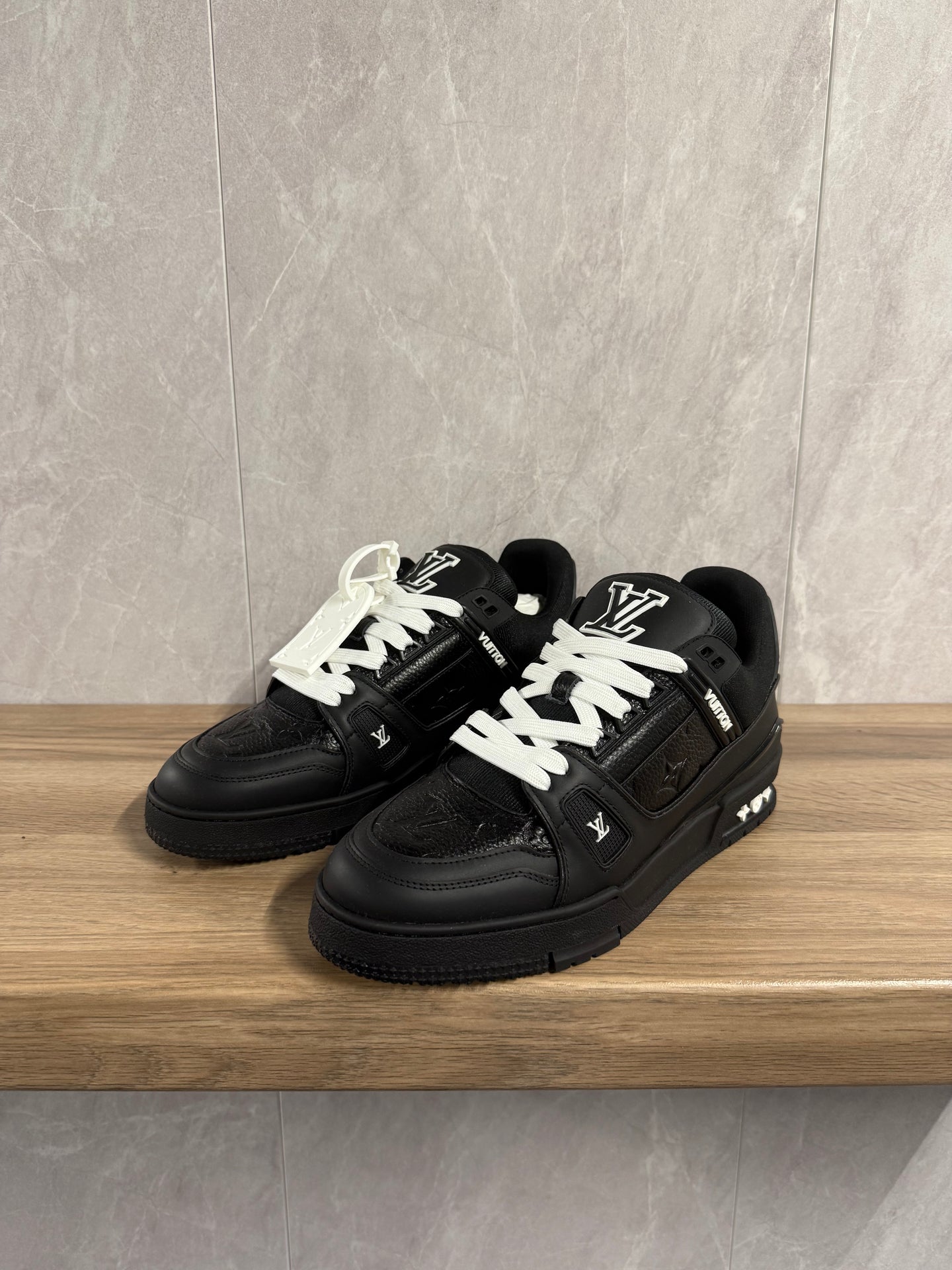 LV Trainer Zwart (zwarte zool)