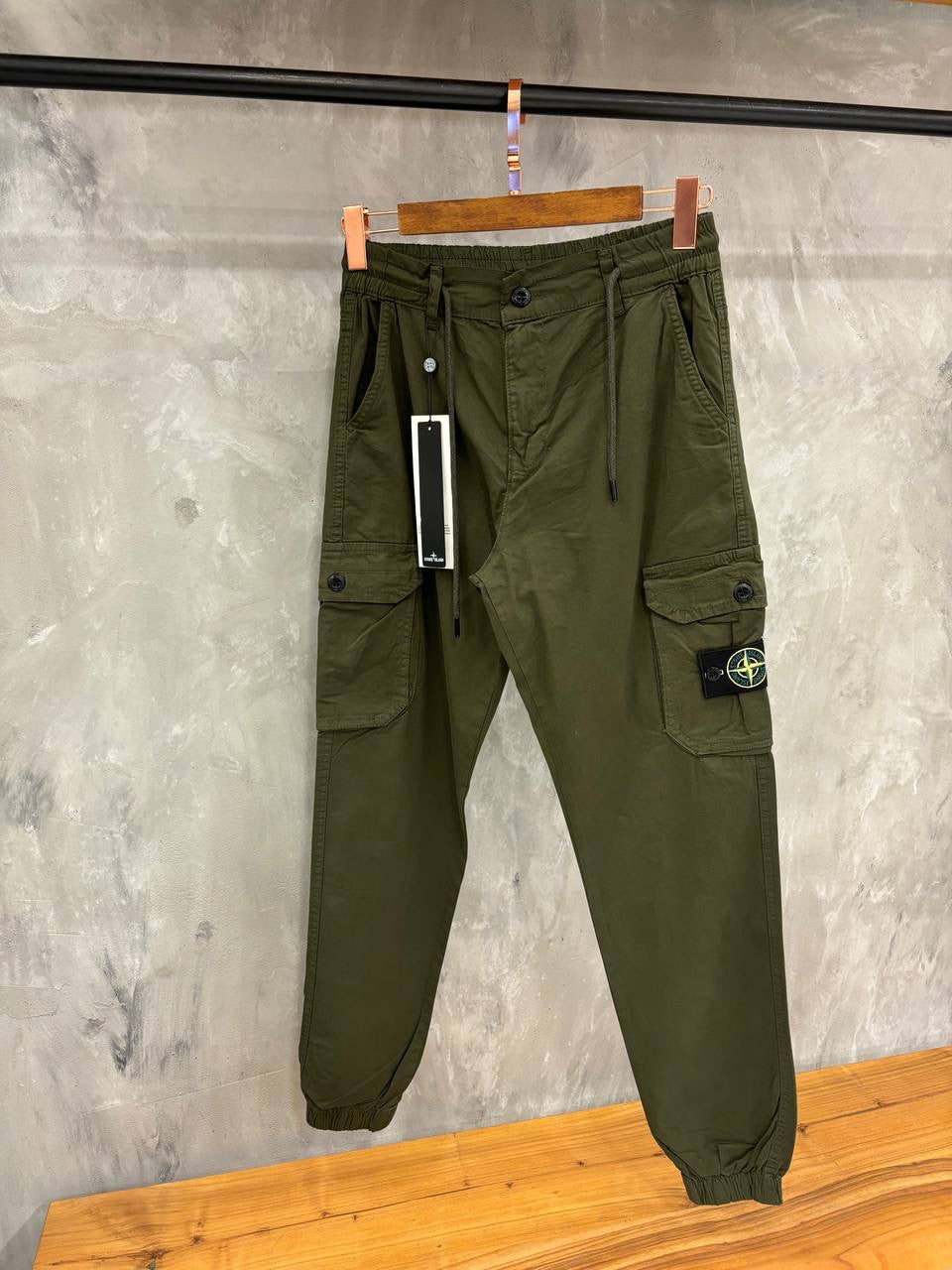 CARGO PANT STONE ISLAND DONKER GROEN