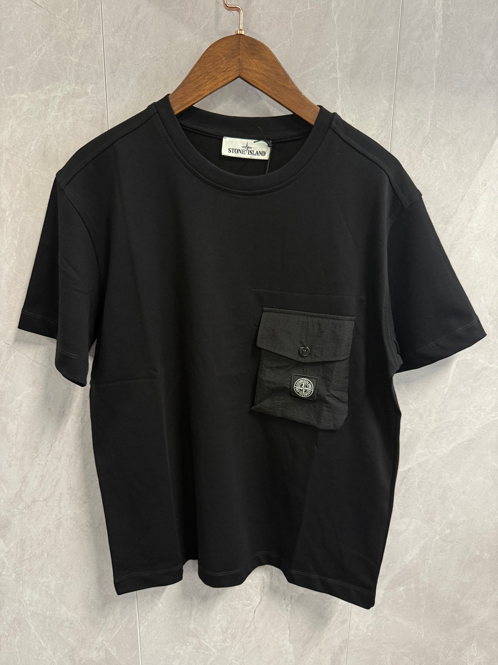T-Shirt Stone Island Zwart (borst re-nylon)