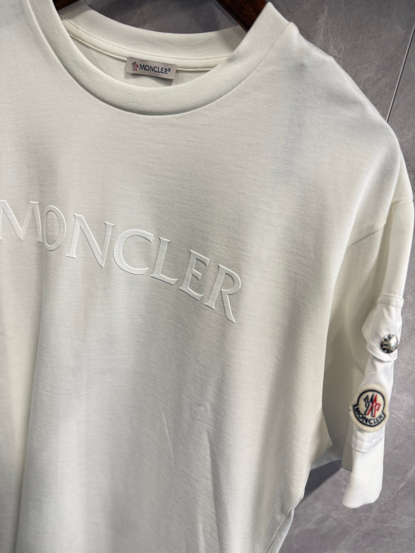 T-Shirt Moncler Wit Grote Tekst + Zak Arm