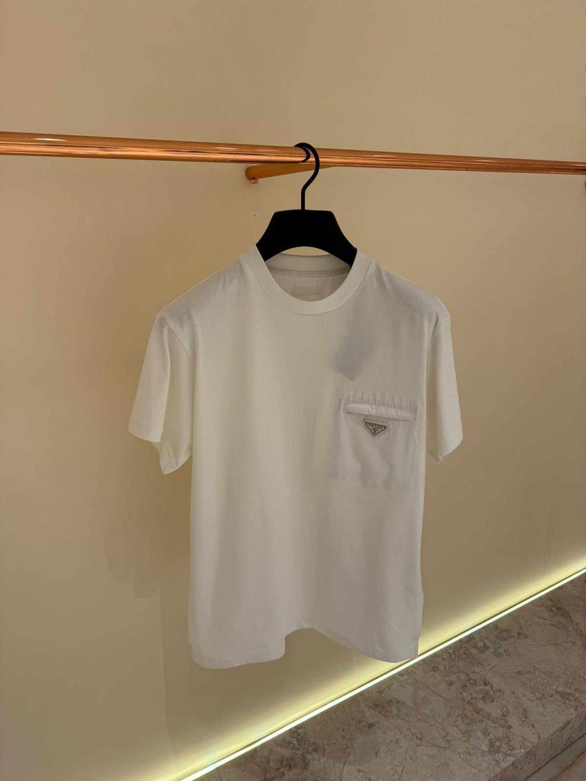 T-Shirt Prada Wit (zak borst)