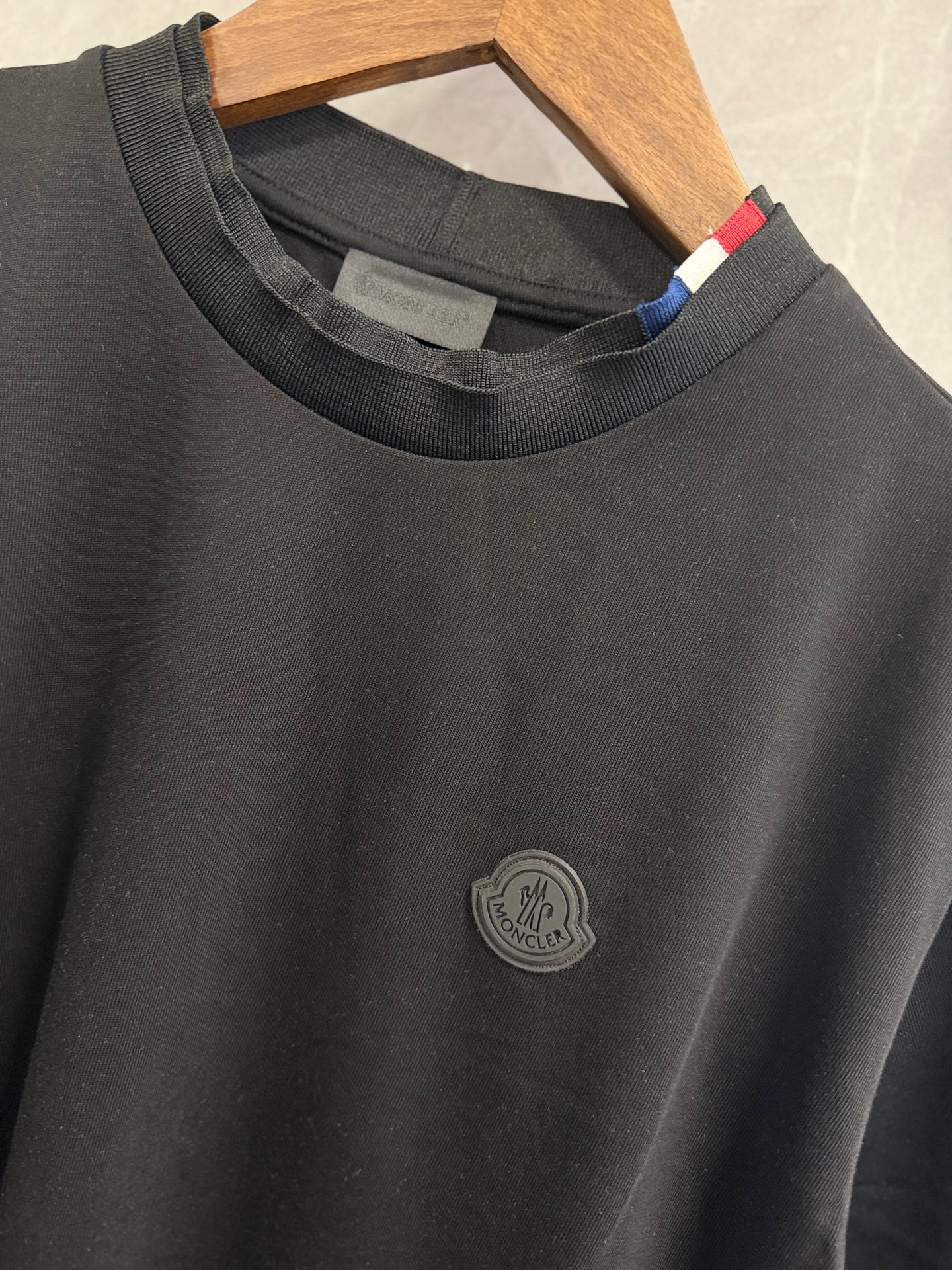 T-Shirt Moncler Zwart (Hals print)