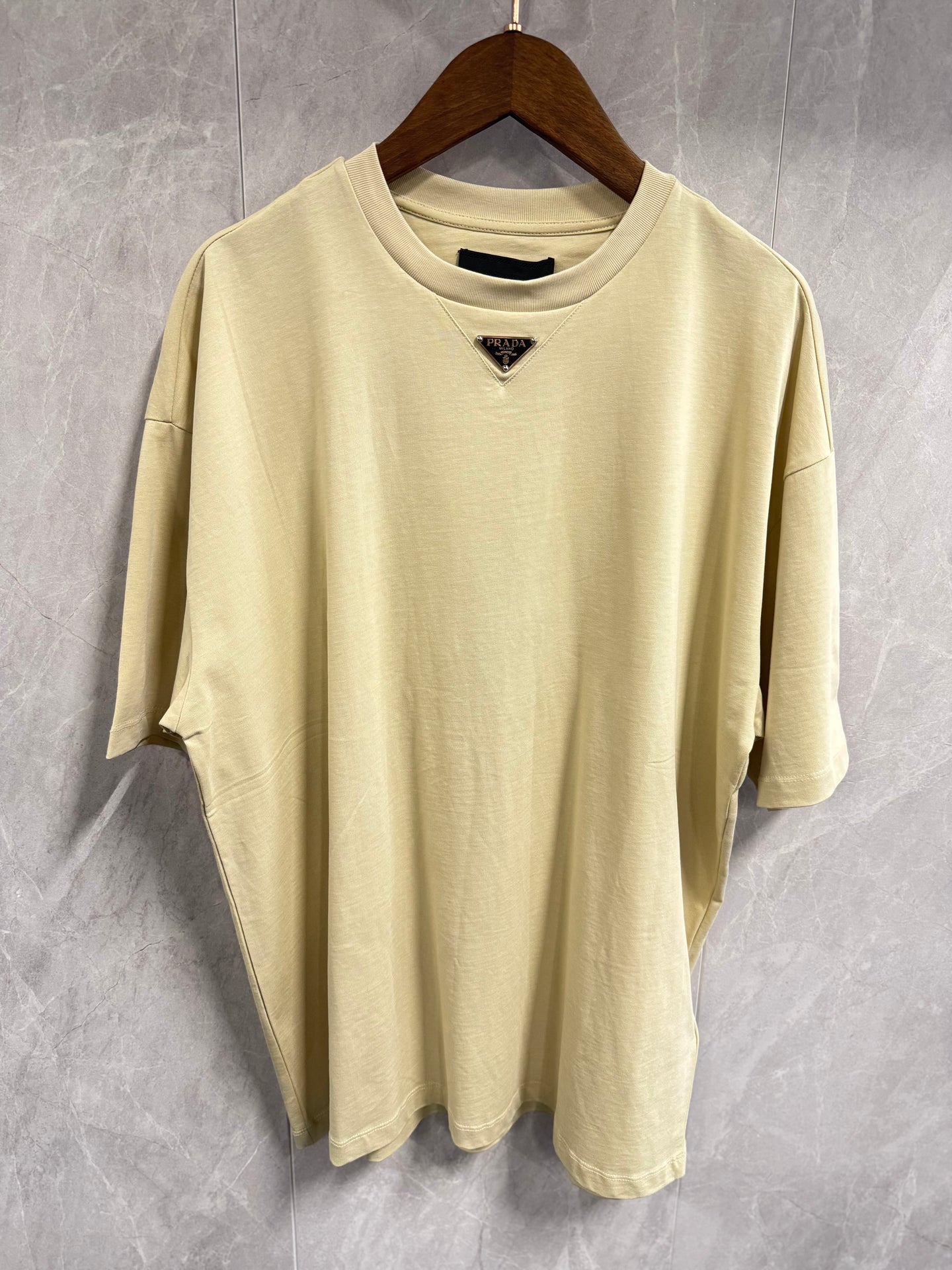 T-Shirt Prada Beige (logo hals)