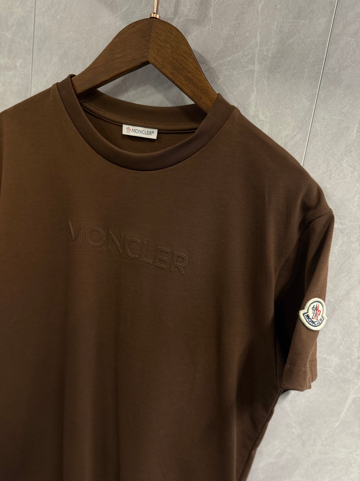 T-Shirt Moncler Bruin Tekst Klein + Logo Arm