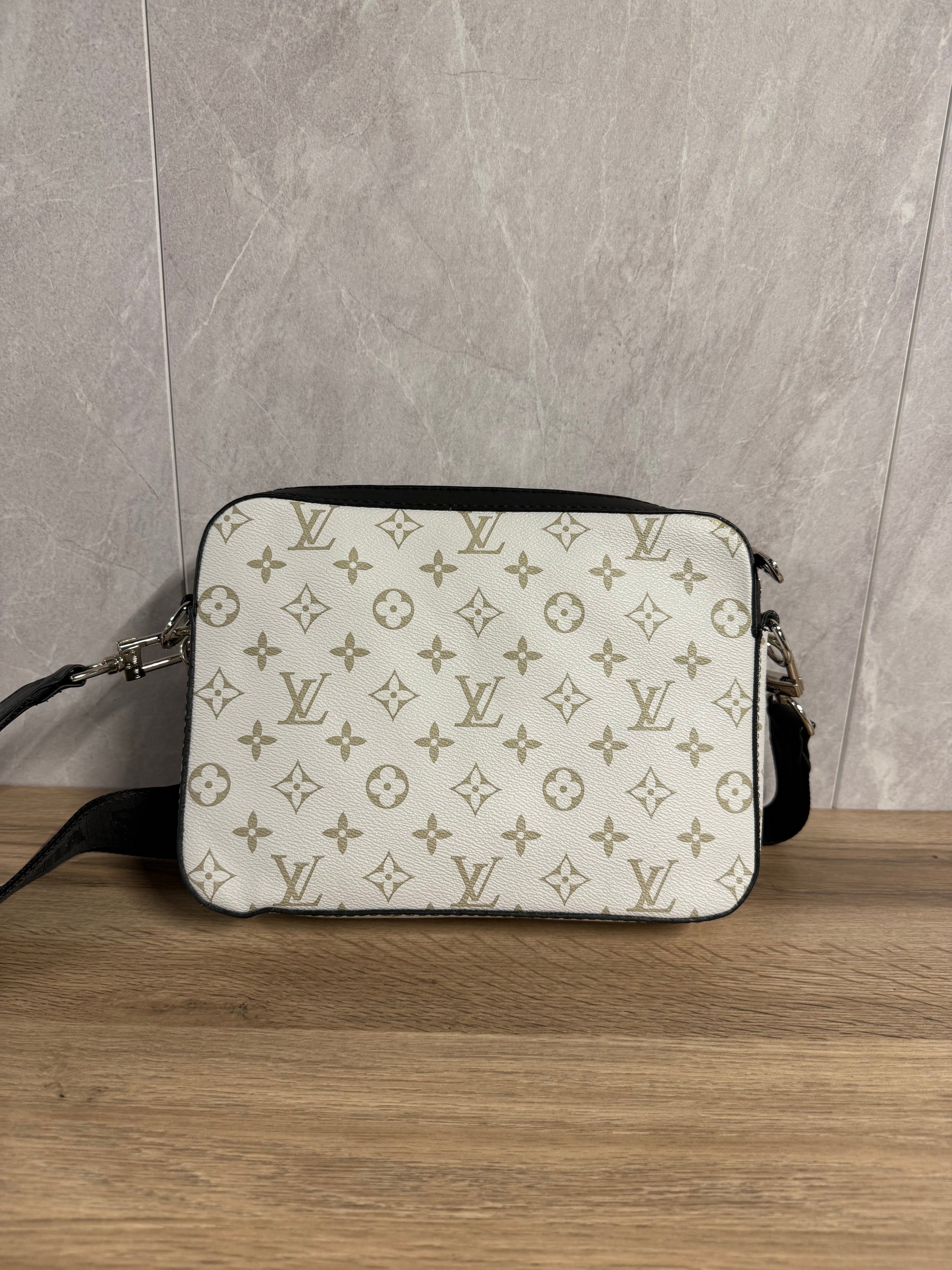 LV Trio Messenger Bag Wit
