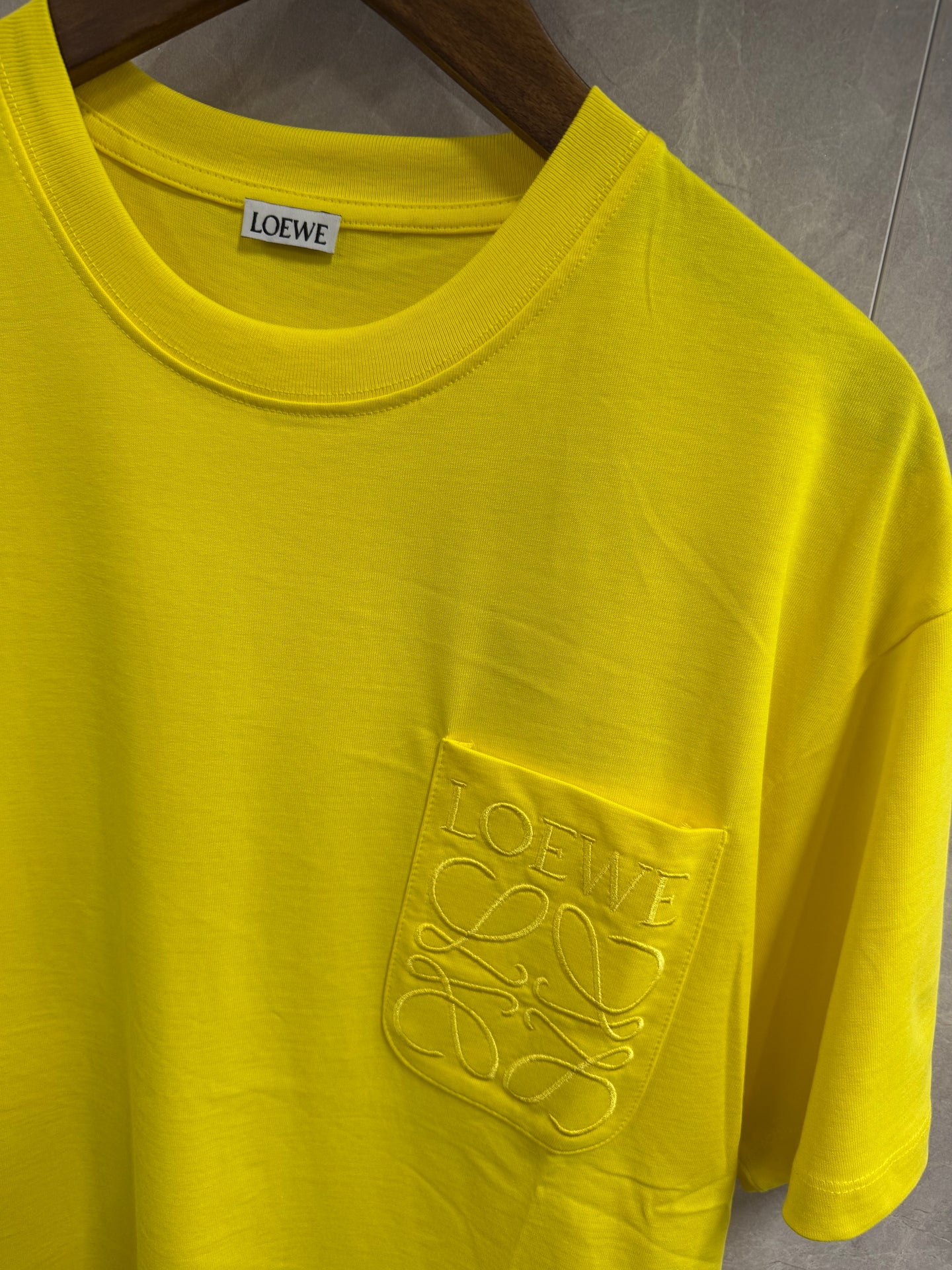 T-Shirt Loewe Geel (zak borst)