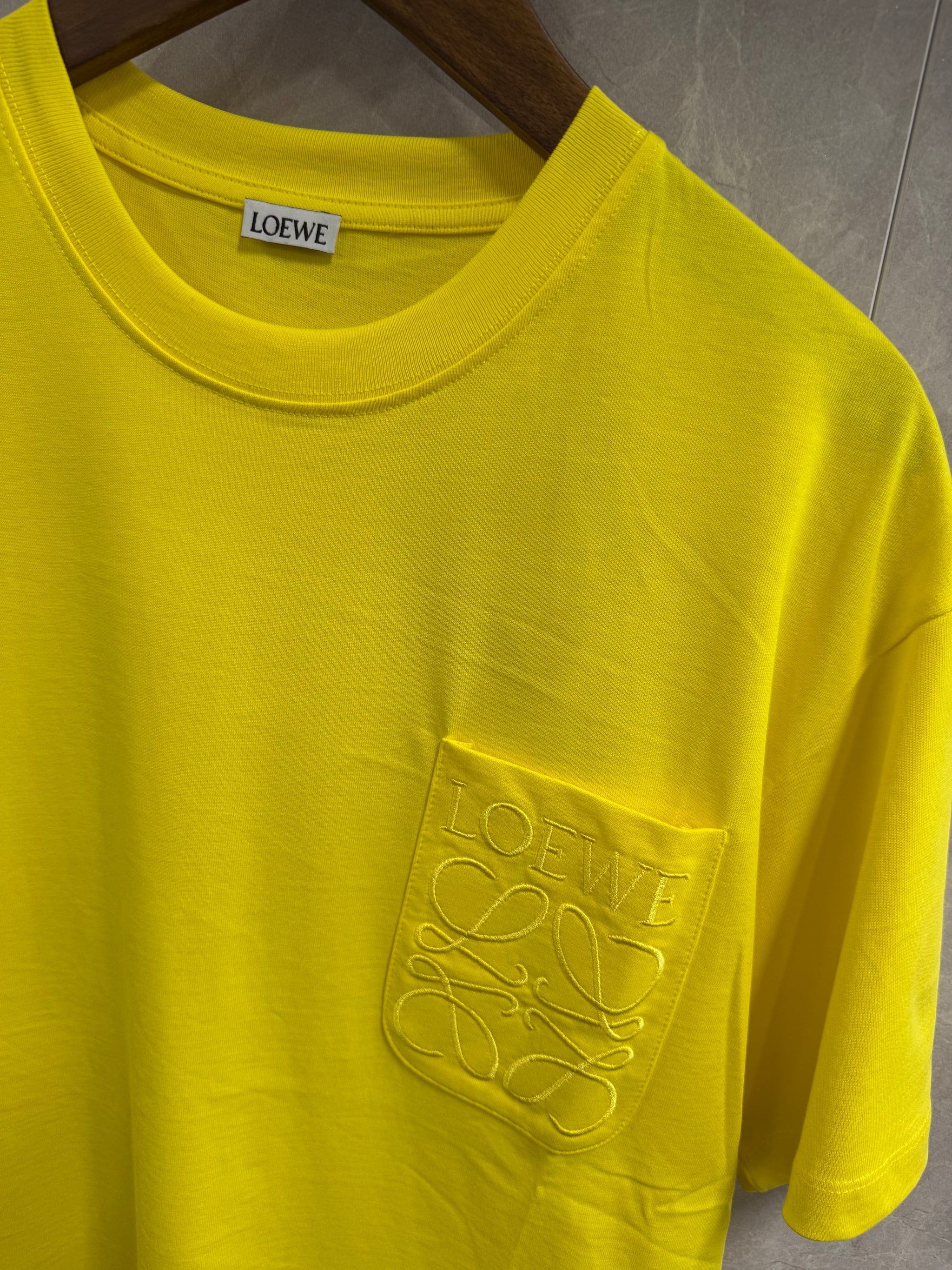T-Shirt Loewe Geel (zak borst)
