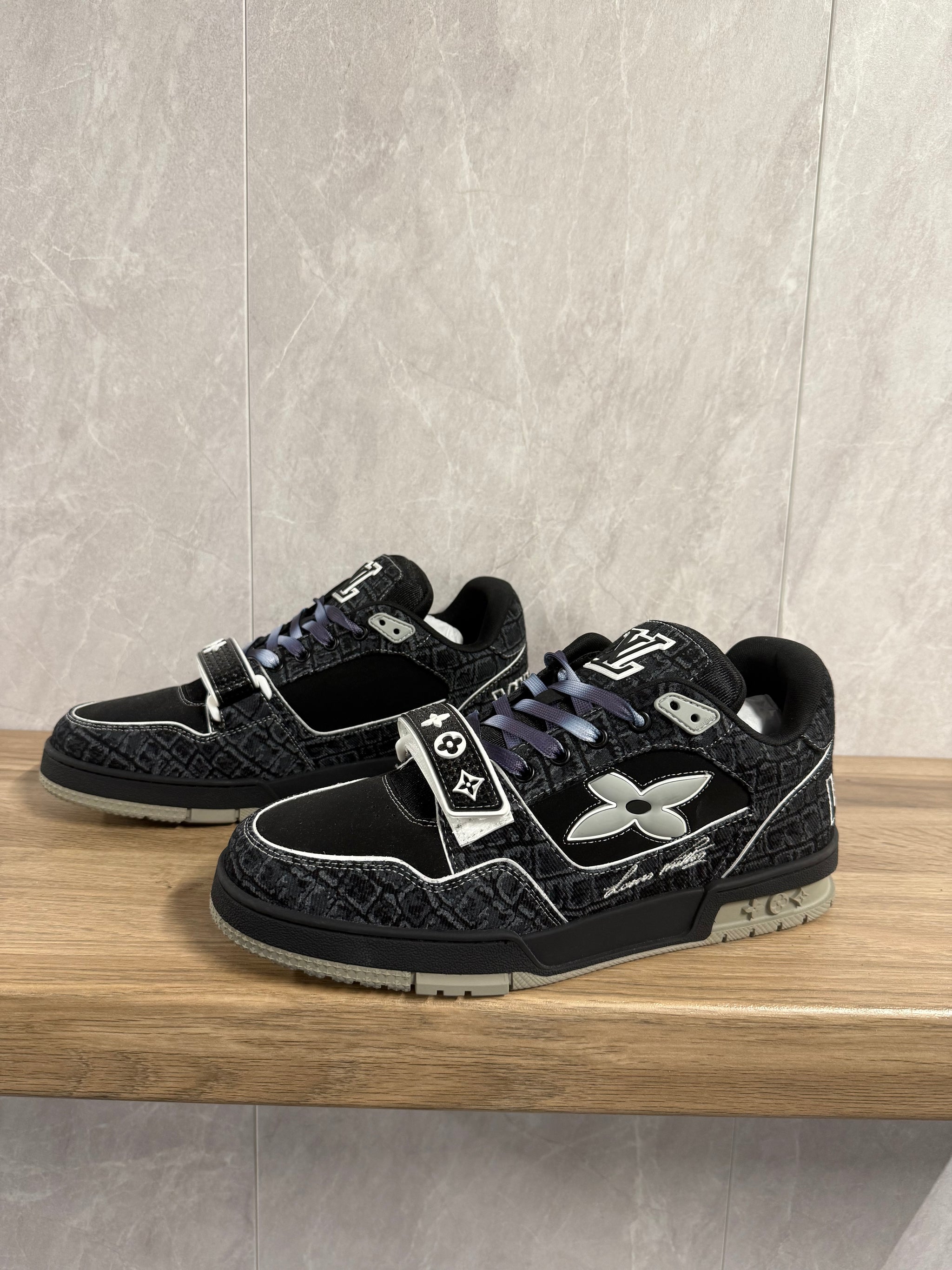 LV Trainer Grijs Zwart