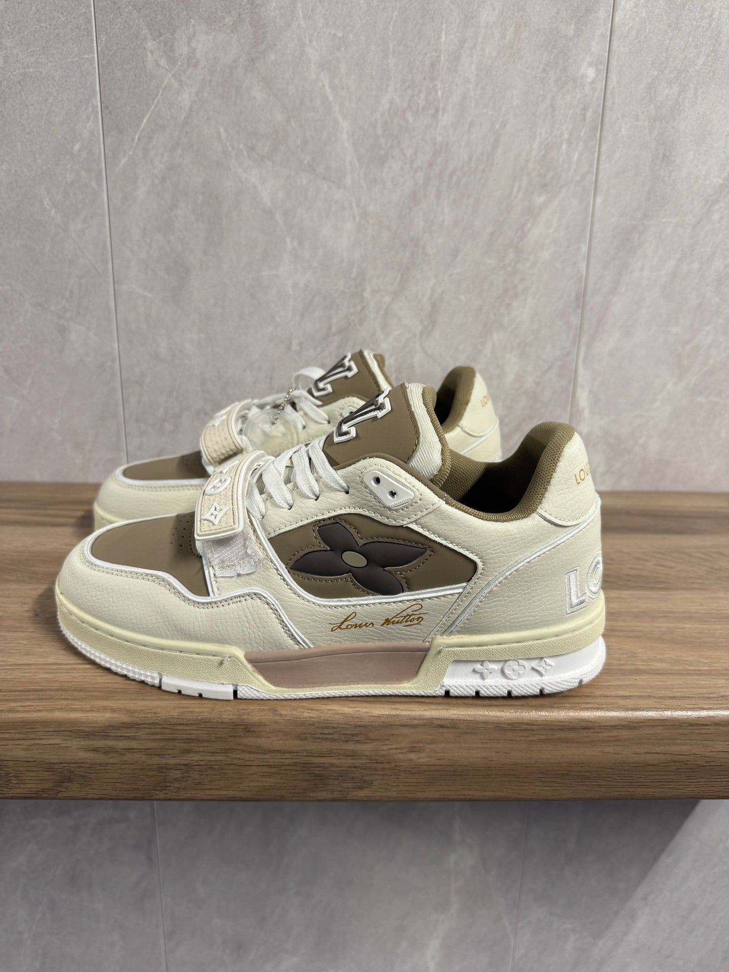 LV Skates Bruin