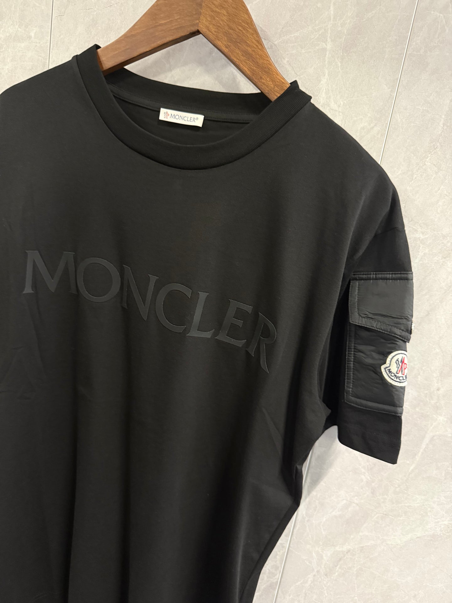 T-Shirt Moncler Zwart Grote Tekst + Zak Arm