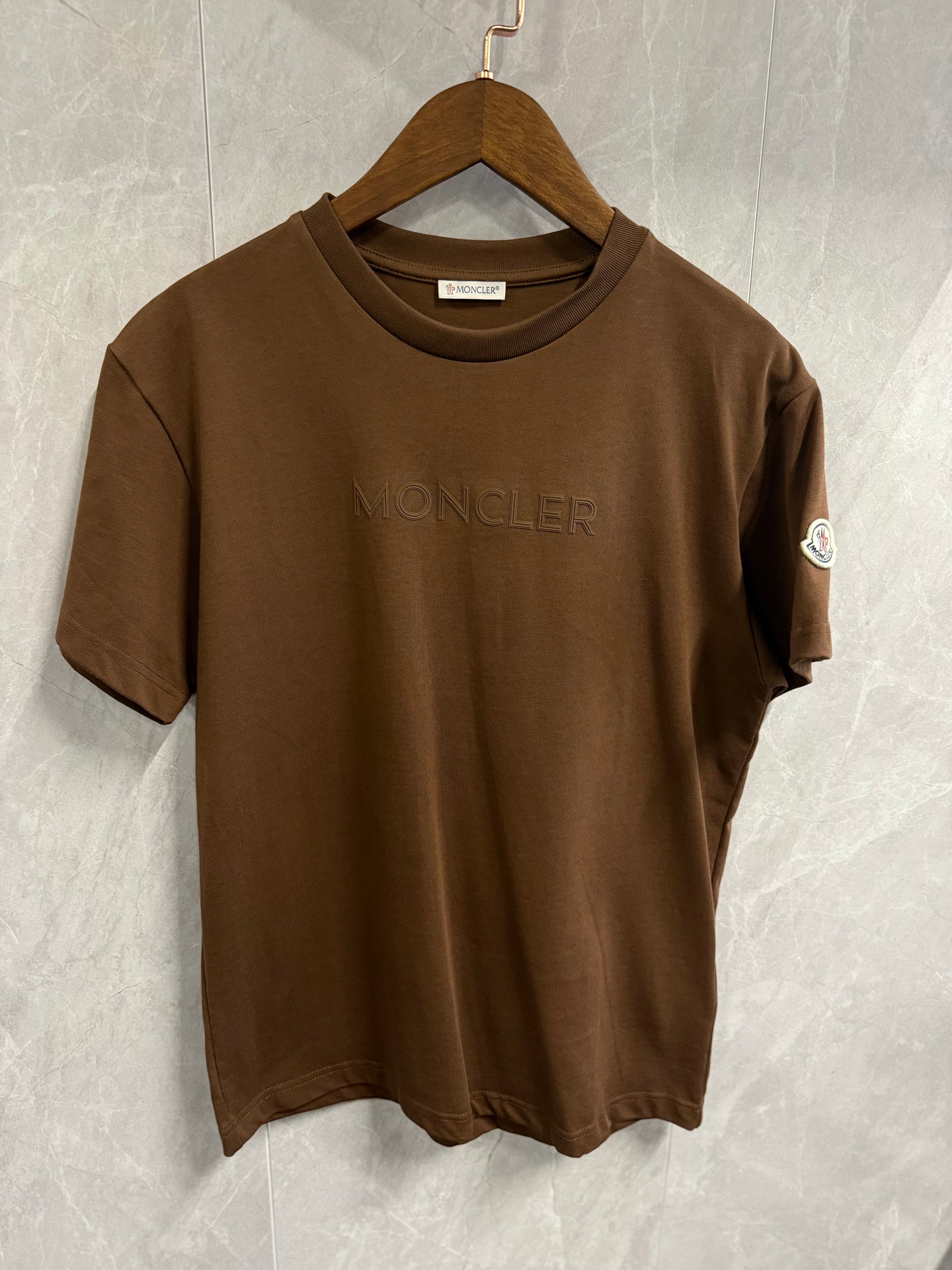T-Shirt Moncler Bruin Tekst Klein + Logo Arm