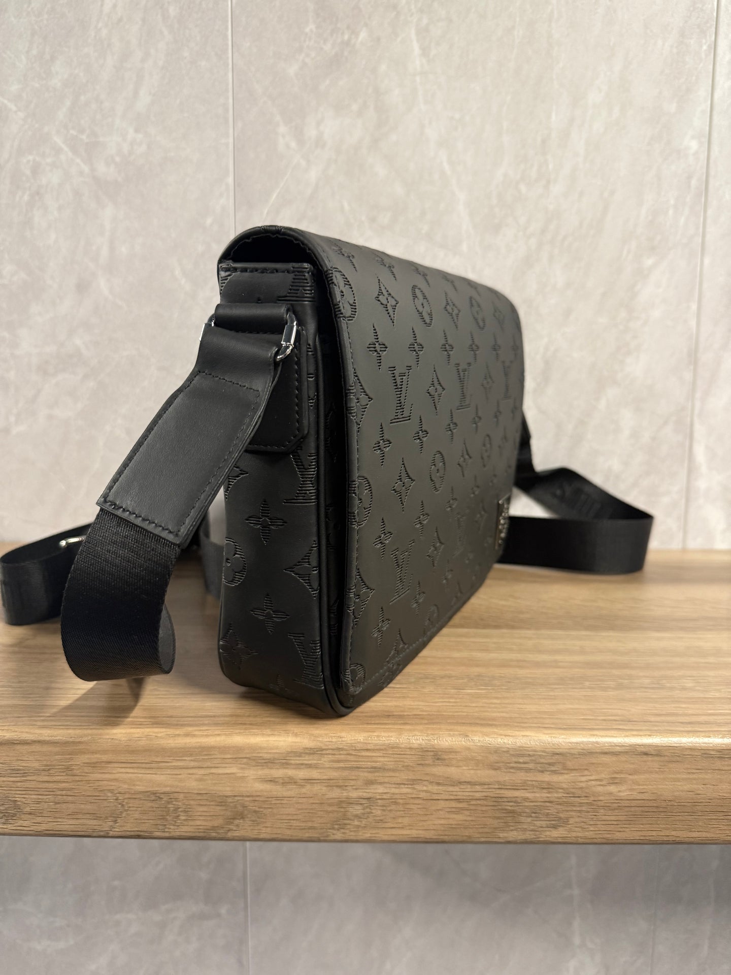 LV District Messenger Bag Zwart Monogram