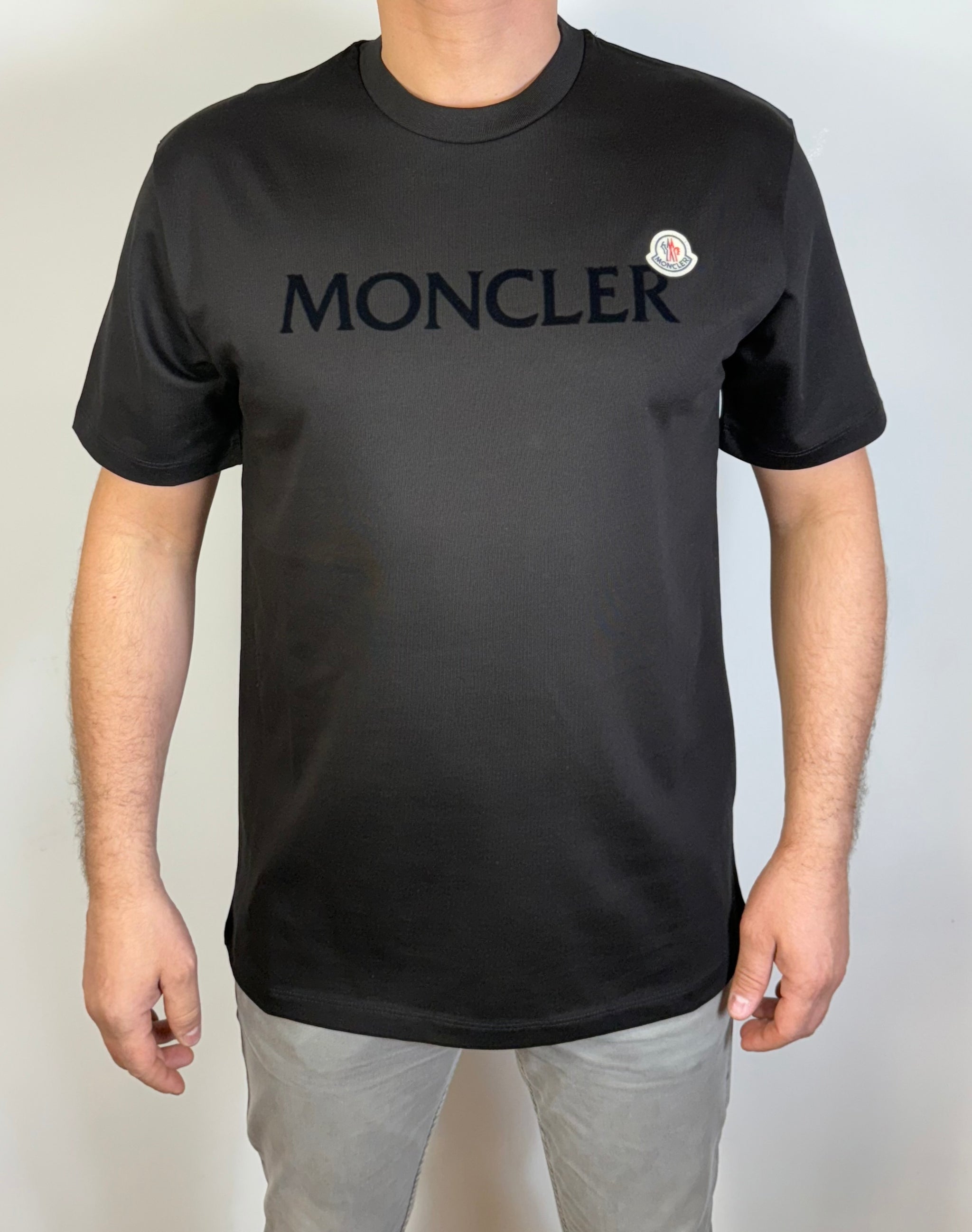 T-Shirt Moncler Zwart (borst tekst)
