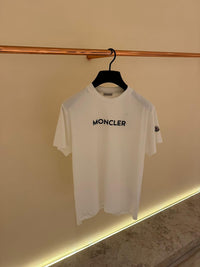 Moncler T-Shirt Wit Tekst Klein + Logo Arm