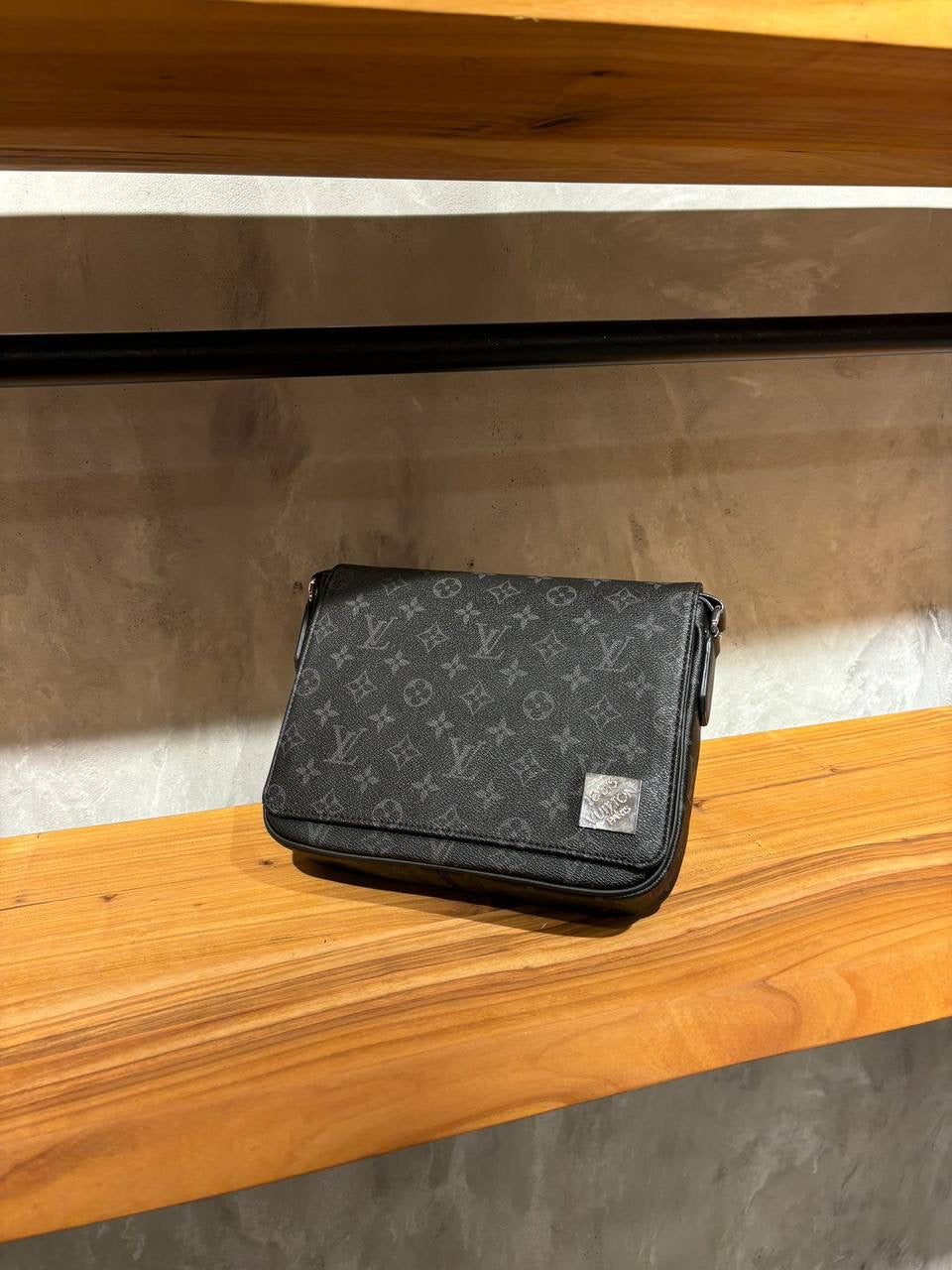 LV District Messenger Bag Zwart Monogram