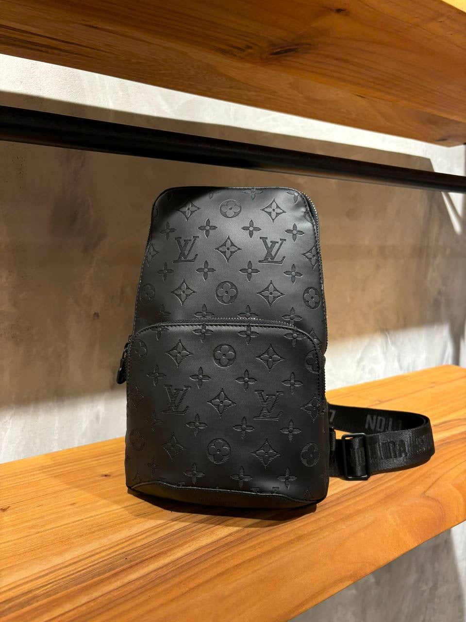 LV Avenue Sling Bag Zwart (monogram)