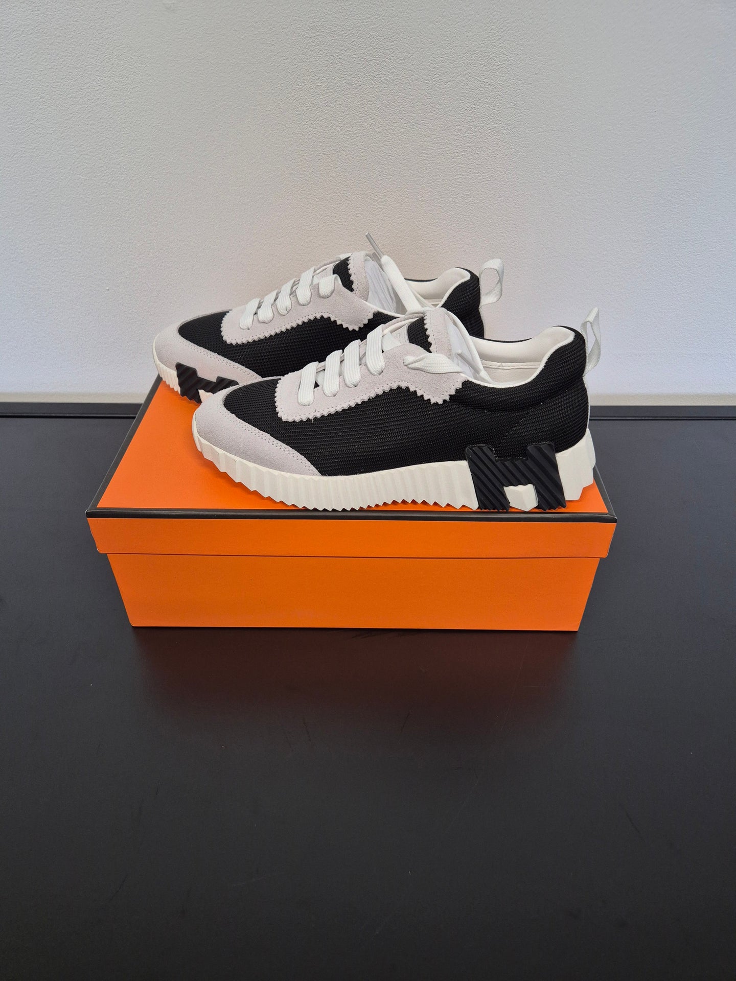 DAMES SCHOENEN Hermès Bouncing Sneaker zwart-wit suéde