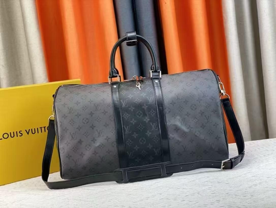 VAKANTIE TAS Louis Vuitton Keepall Bandoulière in monogram eclipse (zwart/grijs patroo).